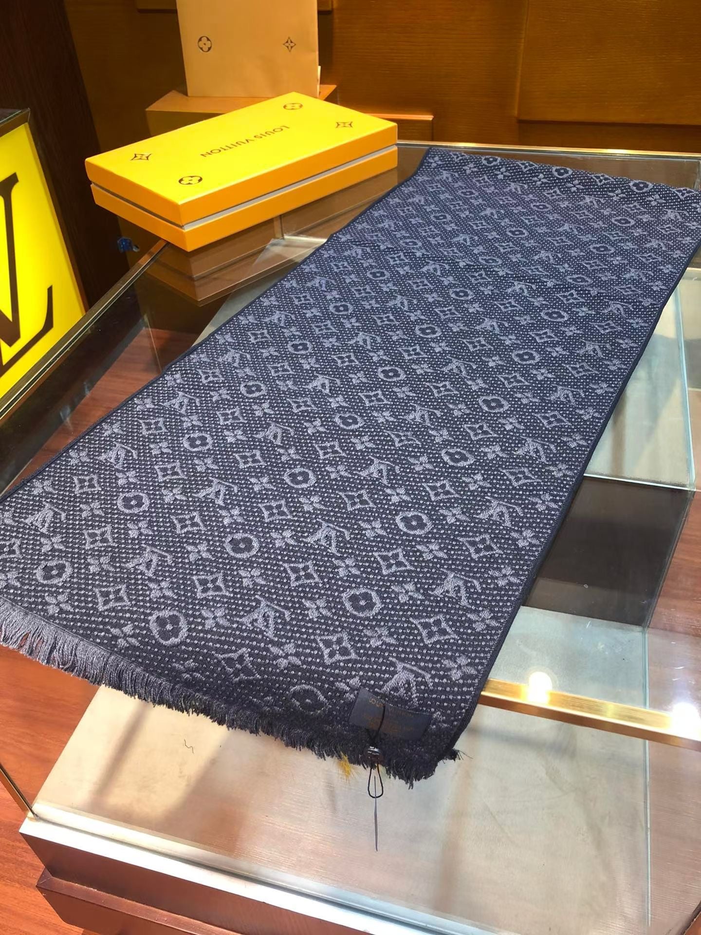 LV scarf/muffler
