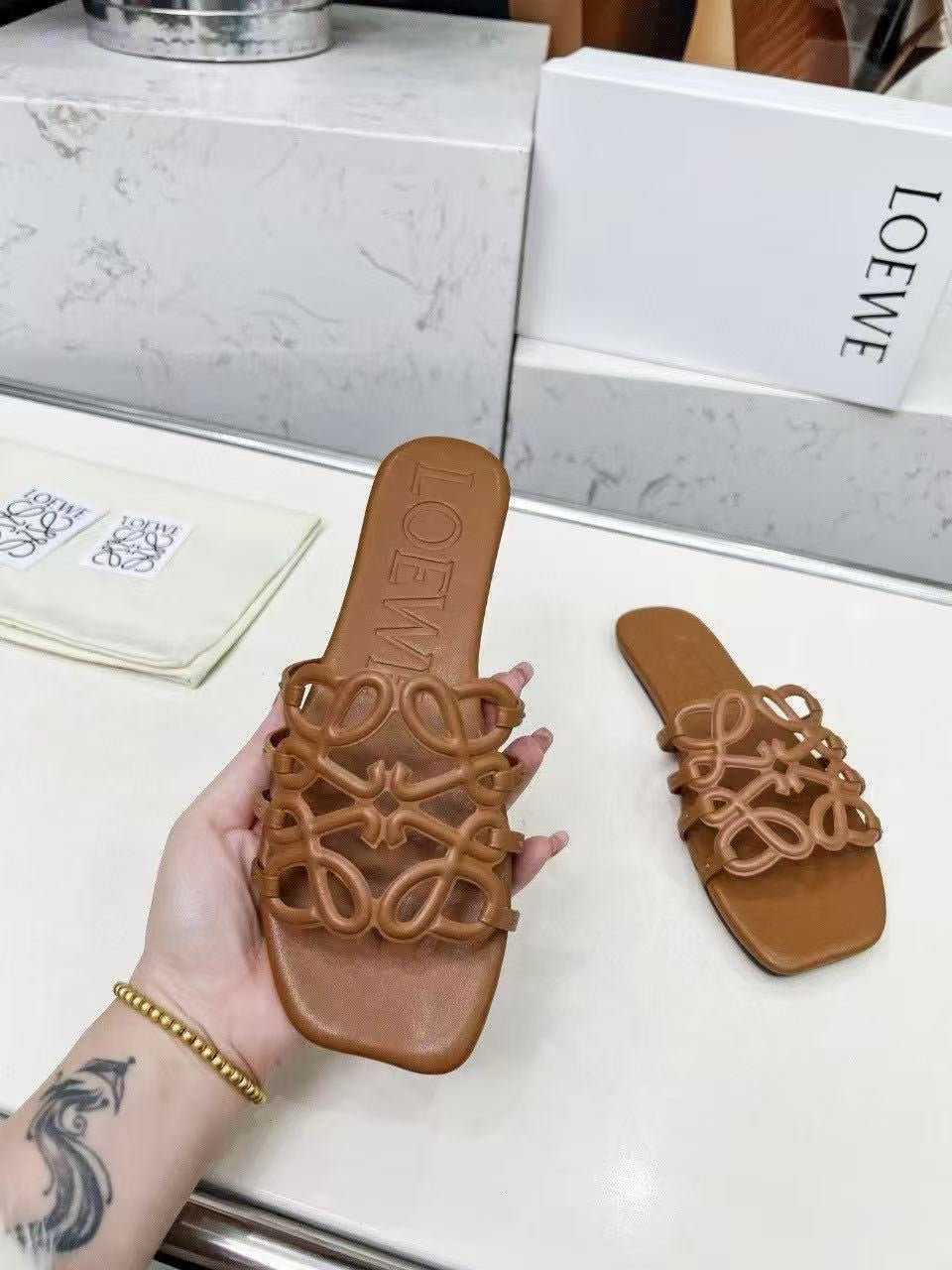 Loewe slipper ( PRE ORDER )
