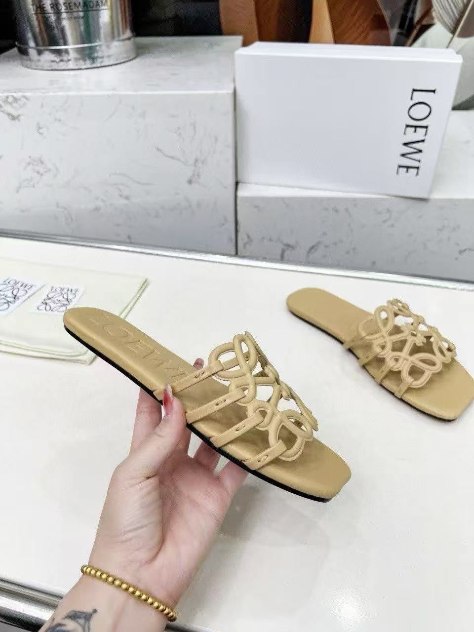 Loewe slipper ( PRE ORDER )