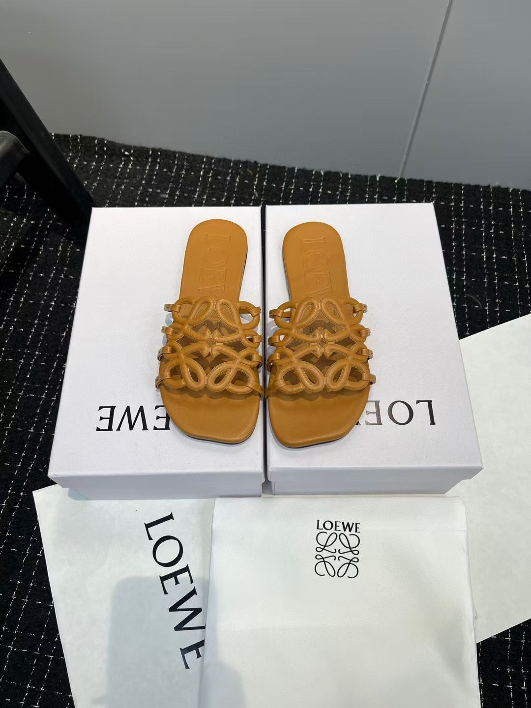 Loewe brown slides ( PRE ORDER)