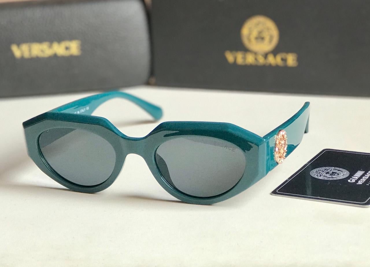 Famous brand sunglasses ( 4 shades )