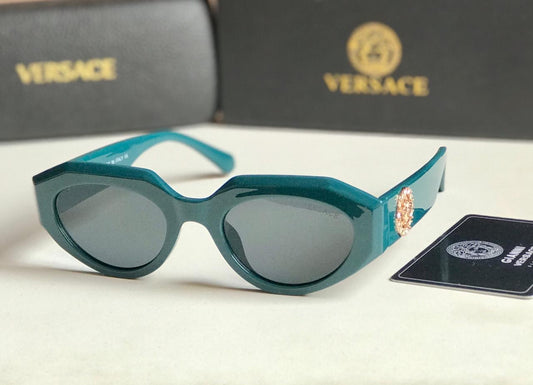 Famous brand sunglasses ( 4 shades )