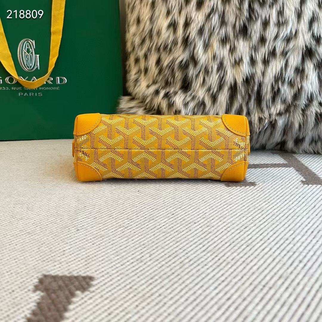 Vendome Pouch

Mini shell-shaped bag