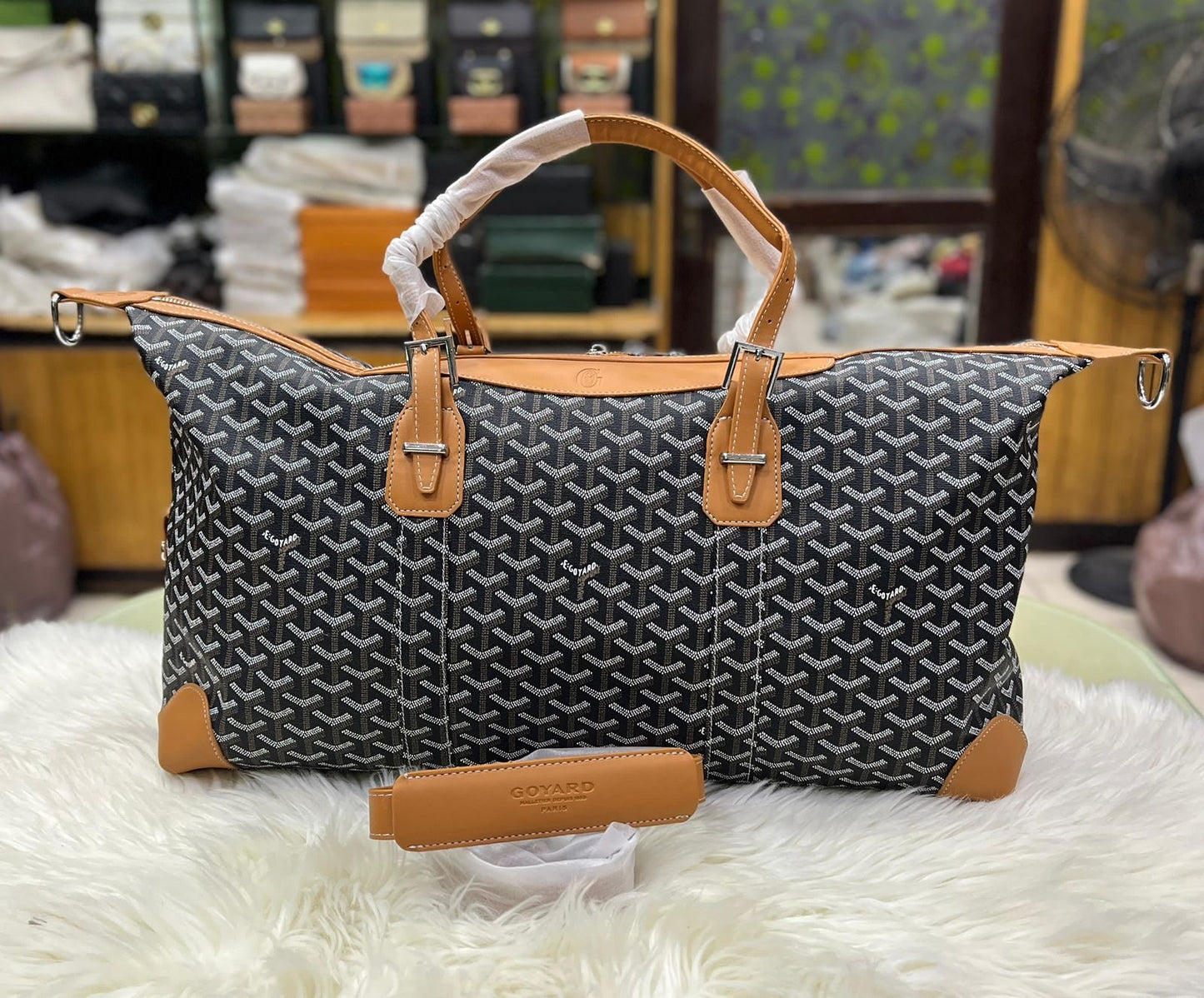 Famous brand travel bag ( 2 colors)