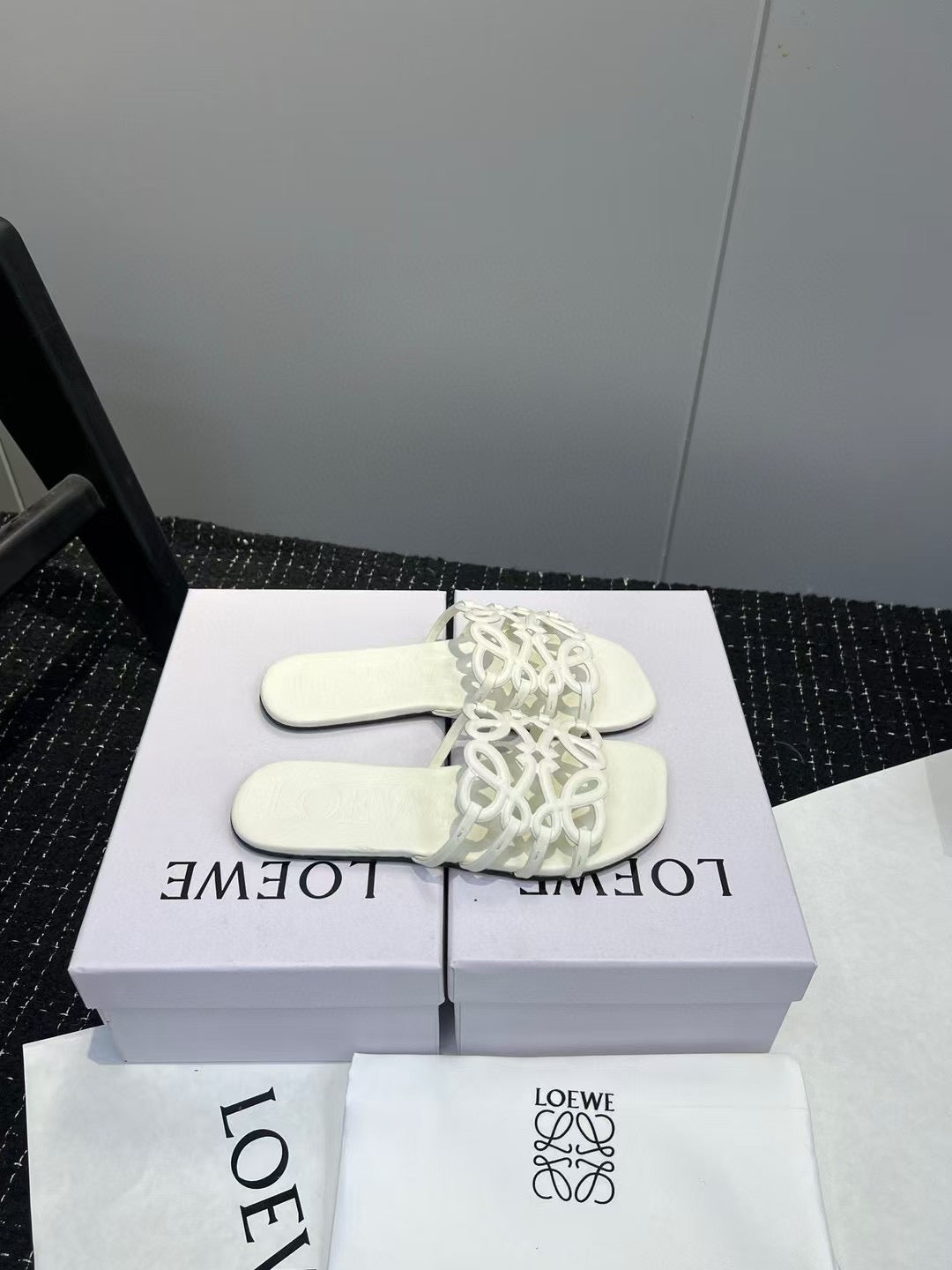 Loewe white slide ( PRE ORDER)