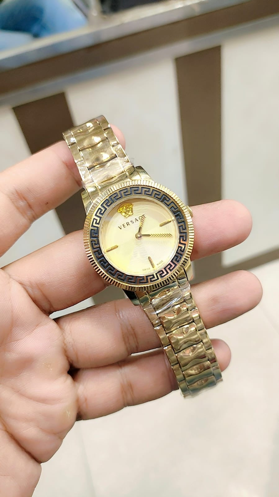 V famous brand watch