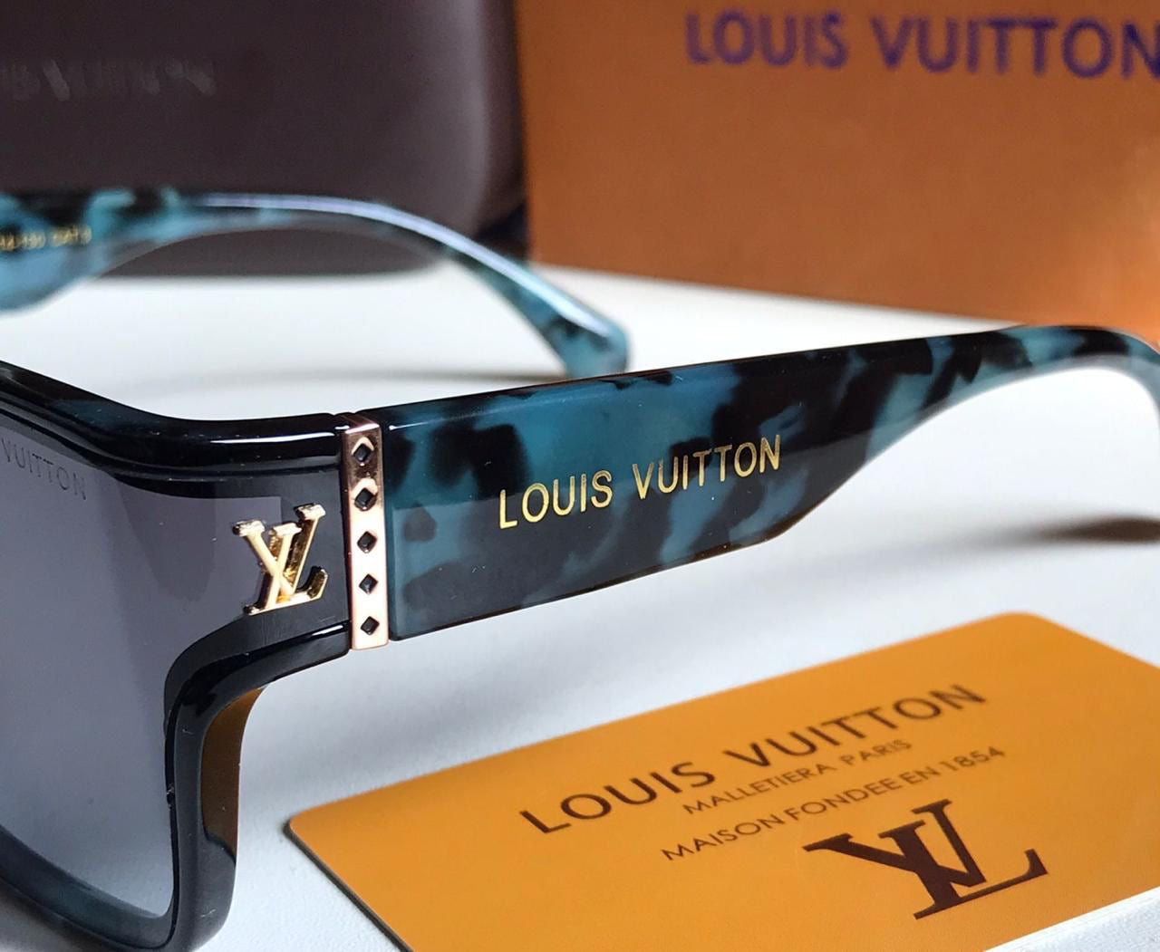 Famous brand sunglasses ( 2 shades )