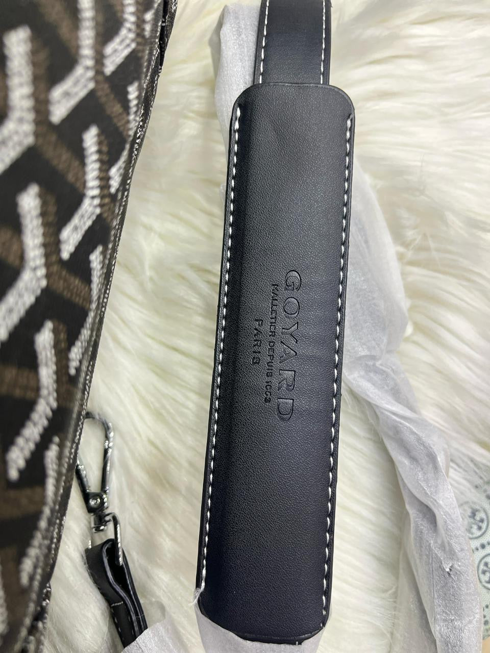 Famous brand travel bag ( 2 colors)