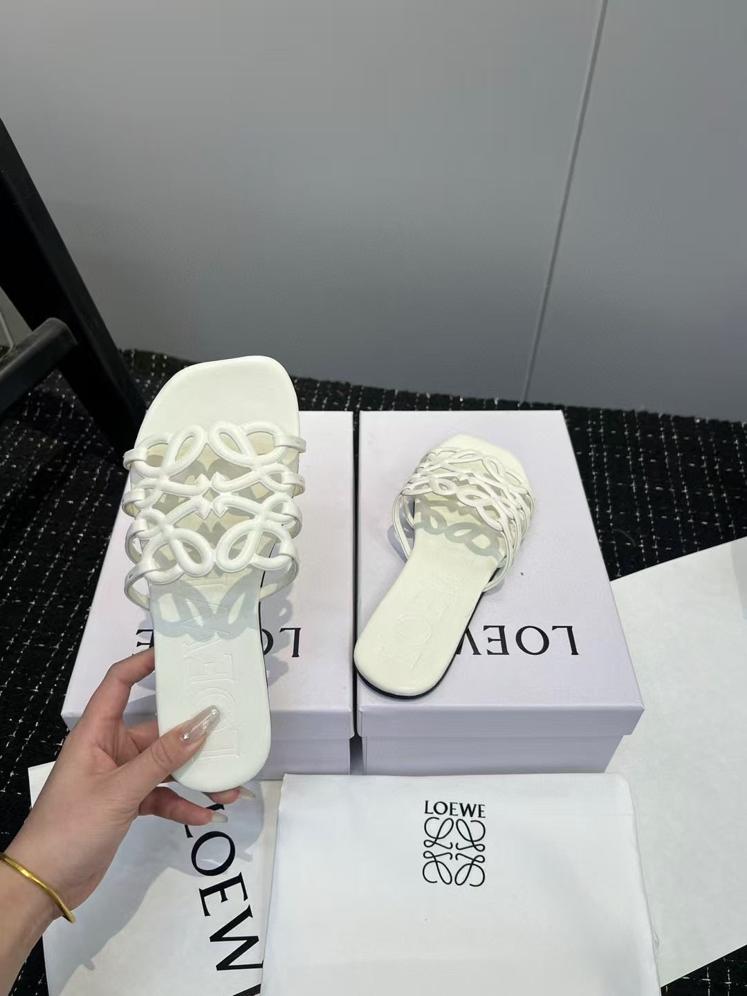 Loewe white slide ( PRE ORDER)