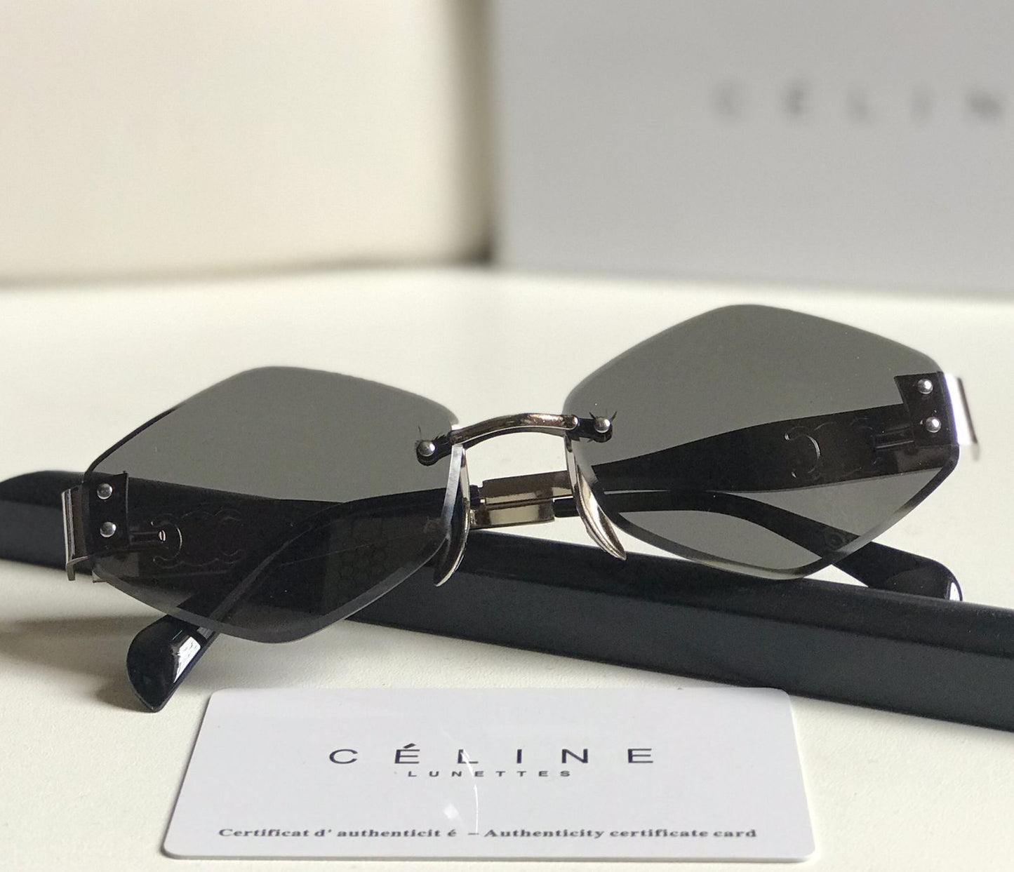 Famous brand sunglasses ( 3 colors )