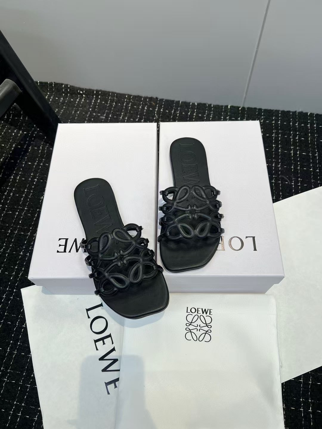 Loewe black slides ( PRE ORDER)