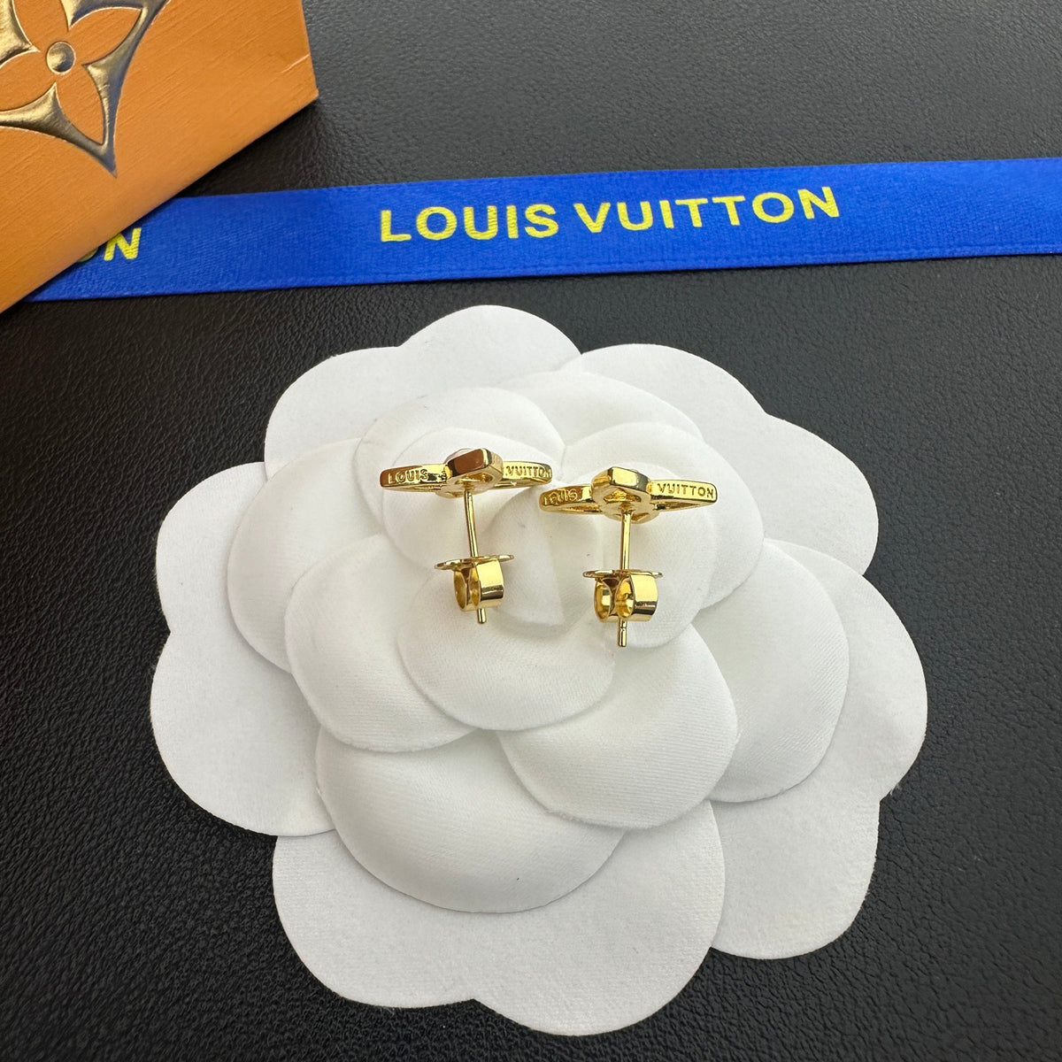 L V Earrings ( 3 colors )