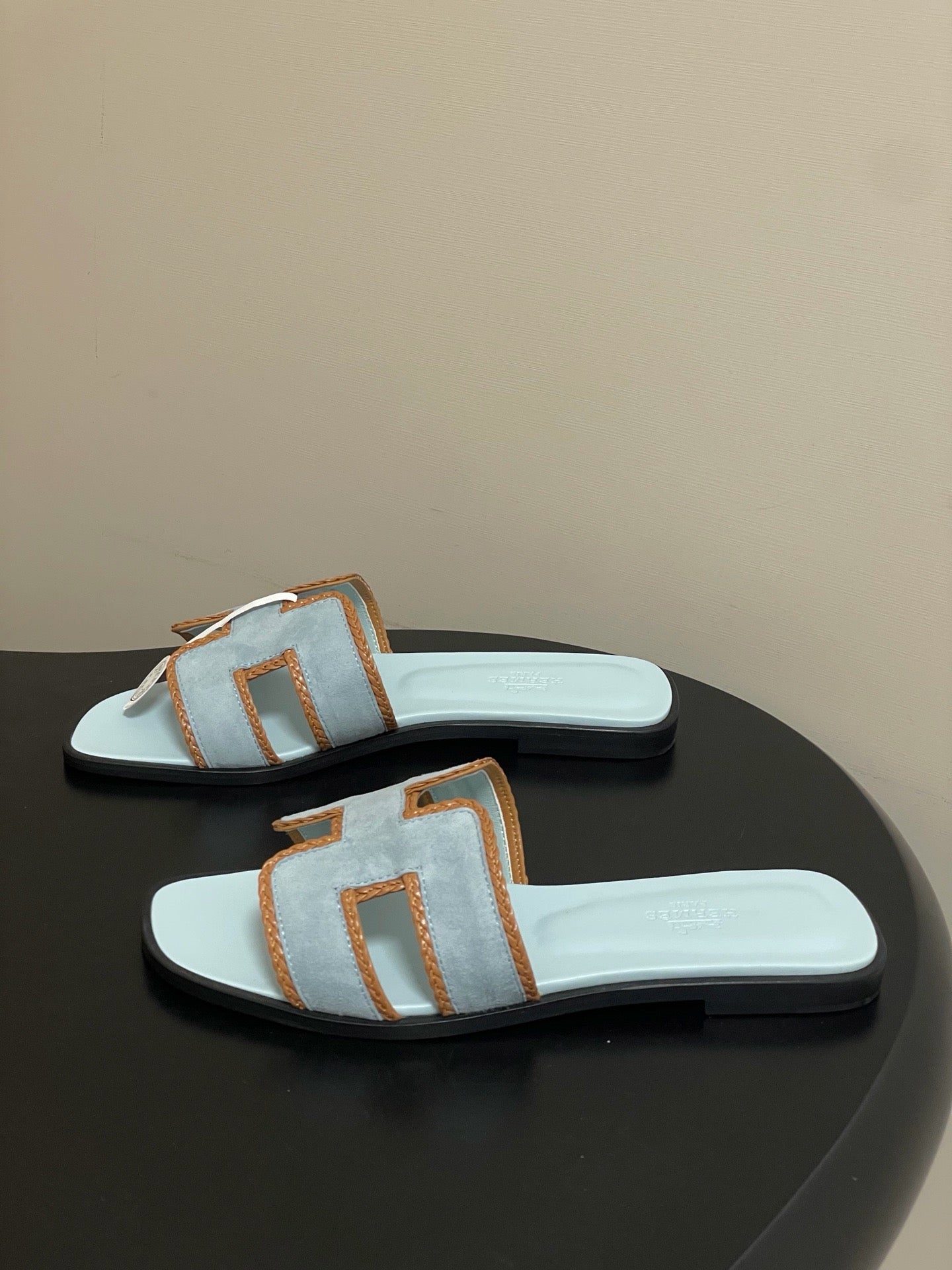 H oran famous brand sandal