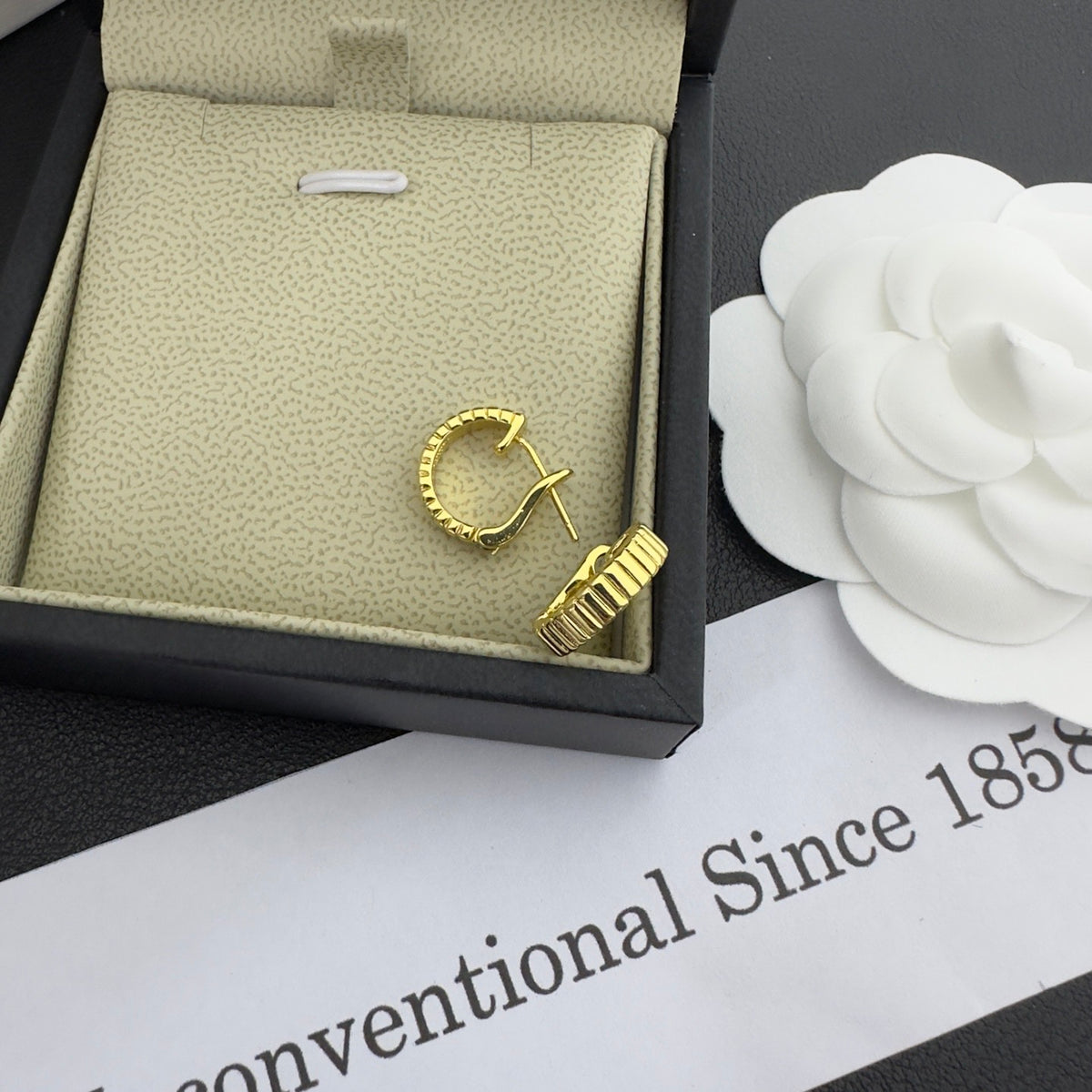 B o u c h e r o n Earrings ( silver & gold )