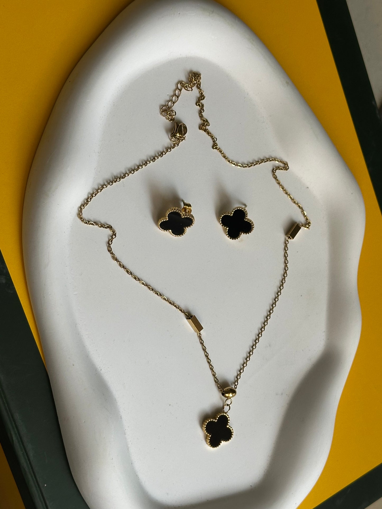 Necklace and earrings ( 5 sets )