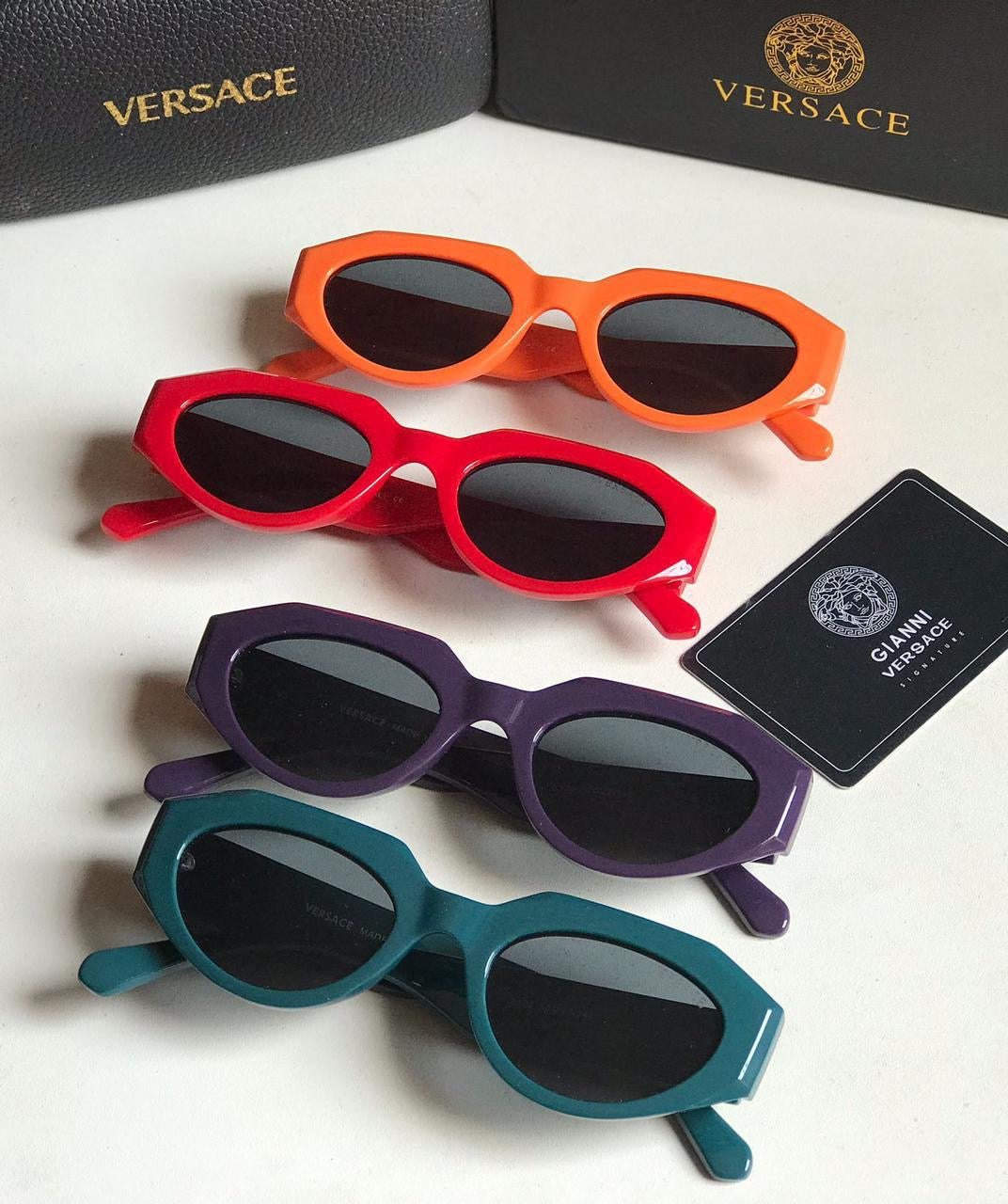 Famous brand sunglasses ( 4 shades )