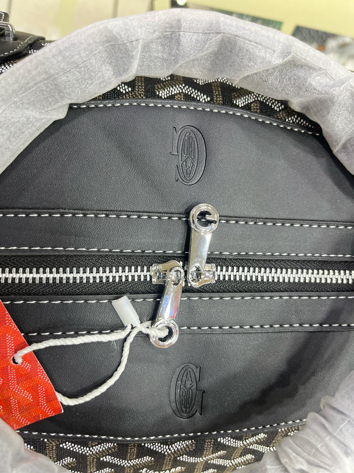 Famous brand travel bag ( 2 colors)