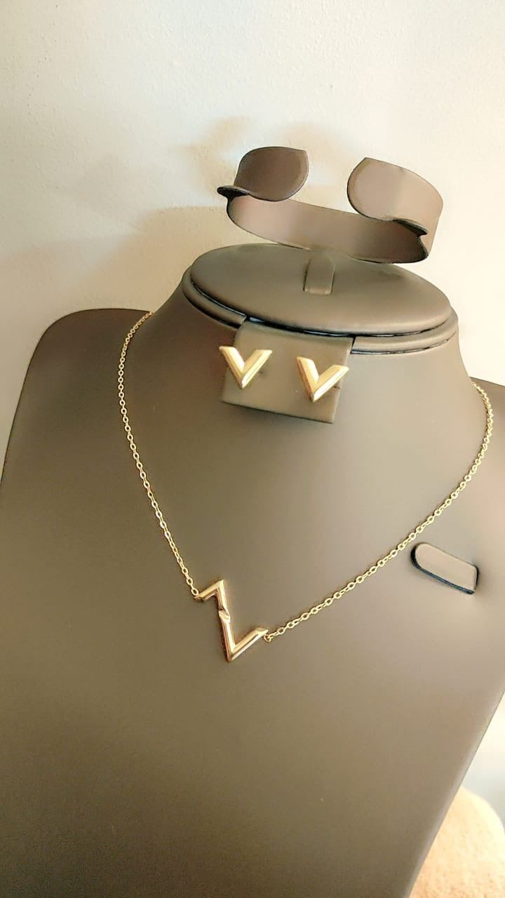 Famous brand necklace & earrings set ( total 17 sets )