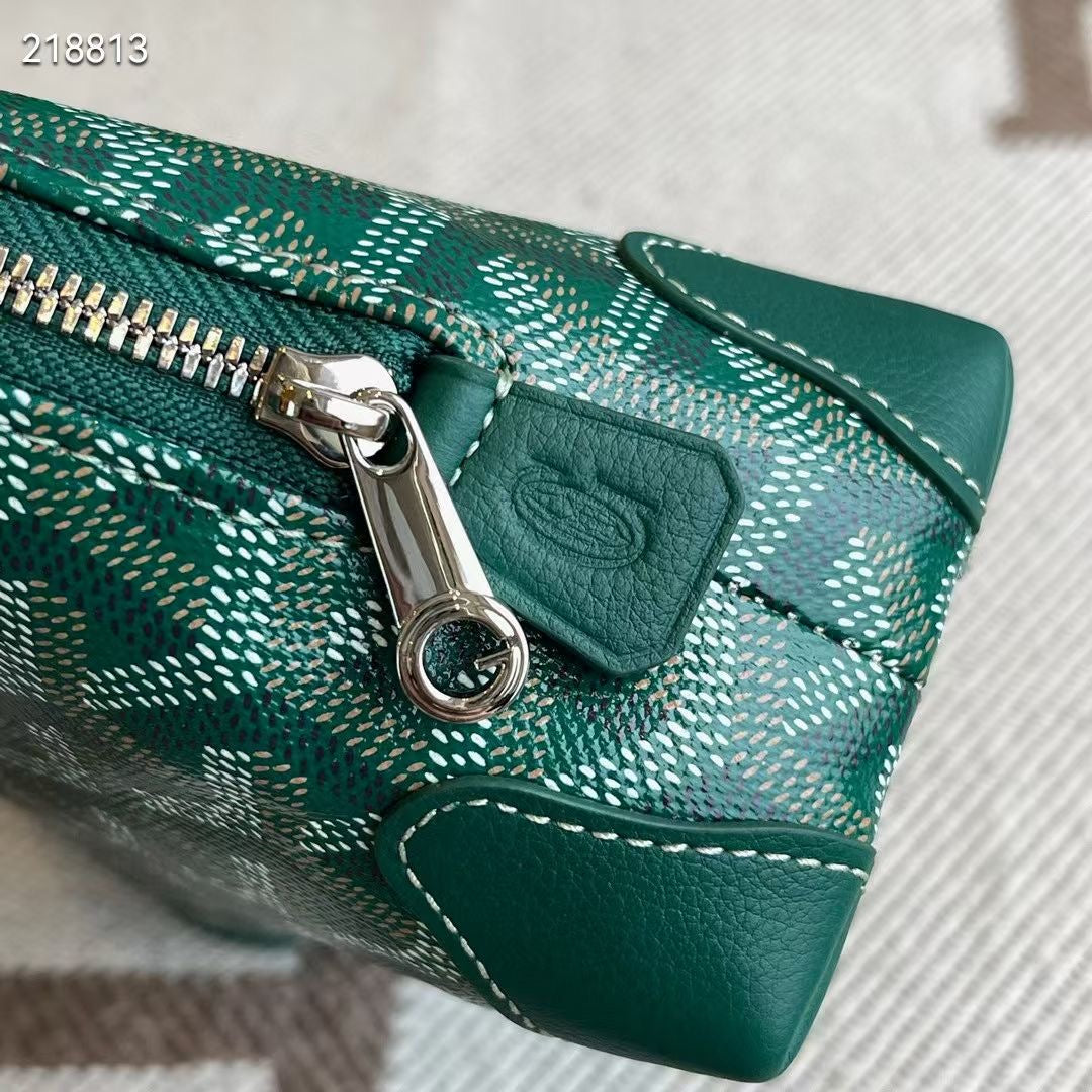 Vendome Pouch

Mini shell-shaped bag