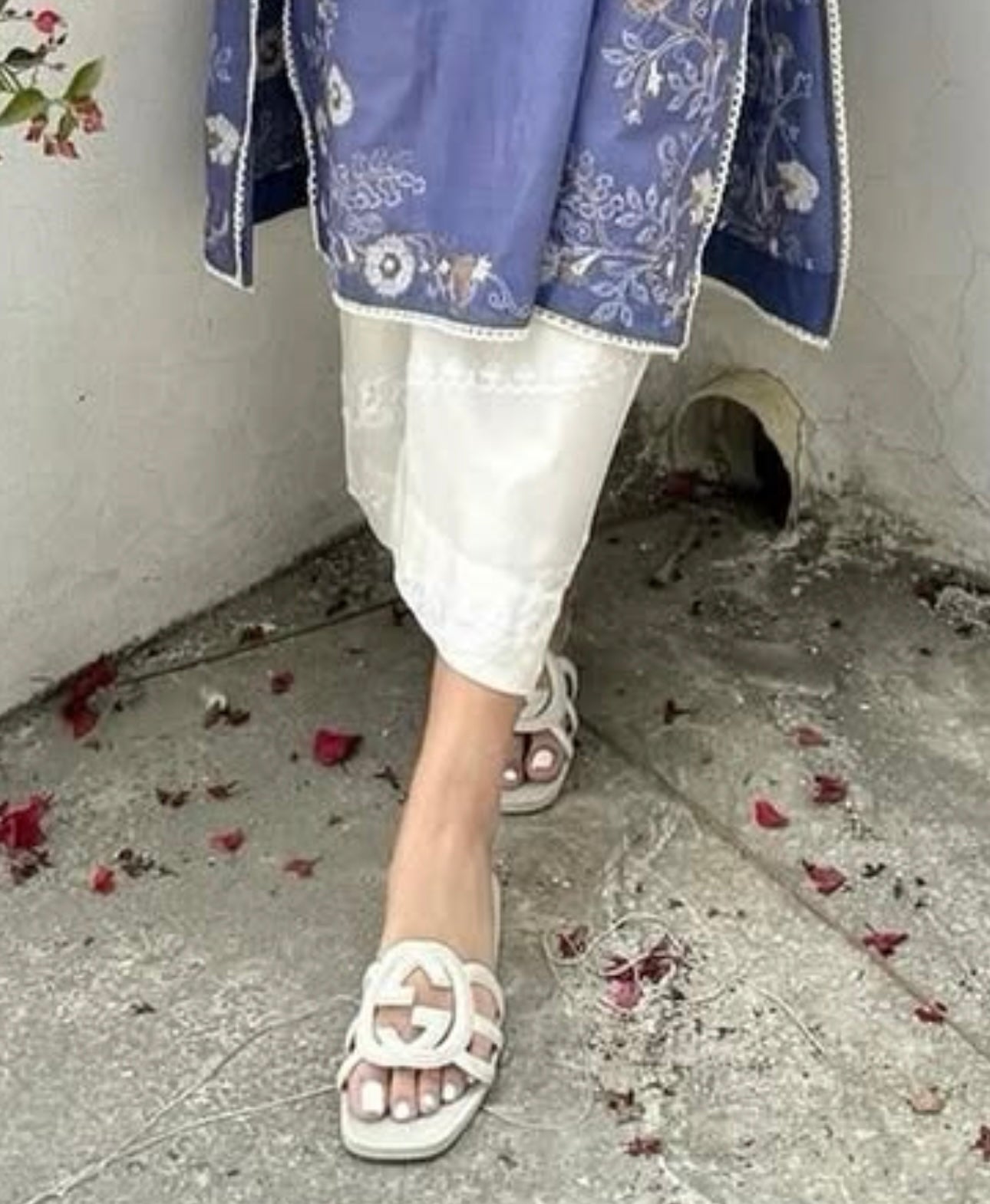 fmaous brand slide white/beige