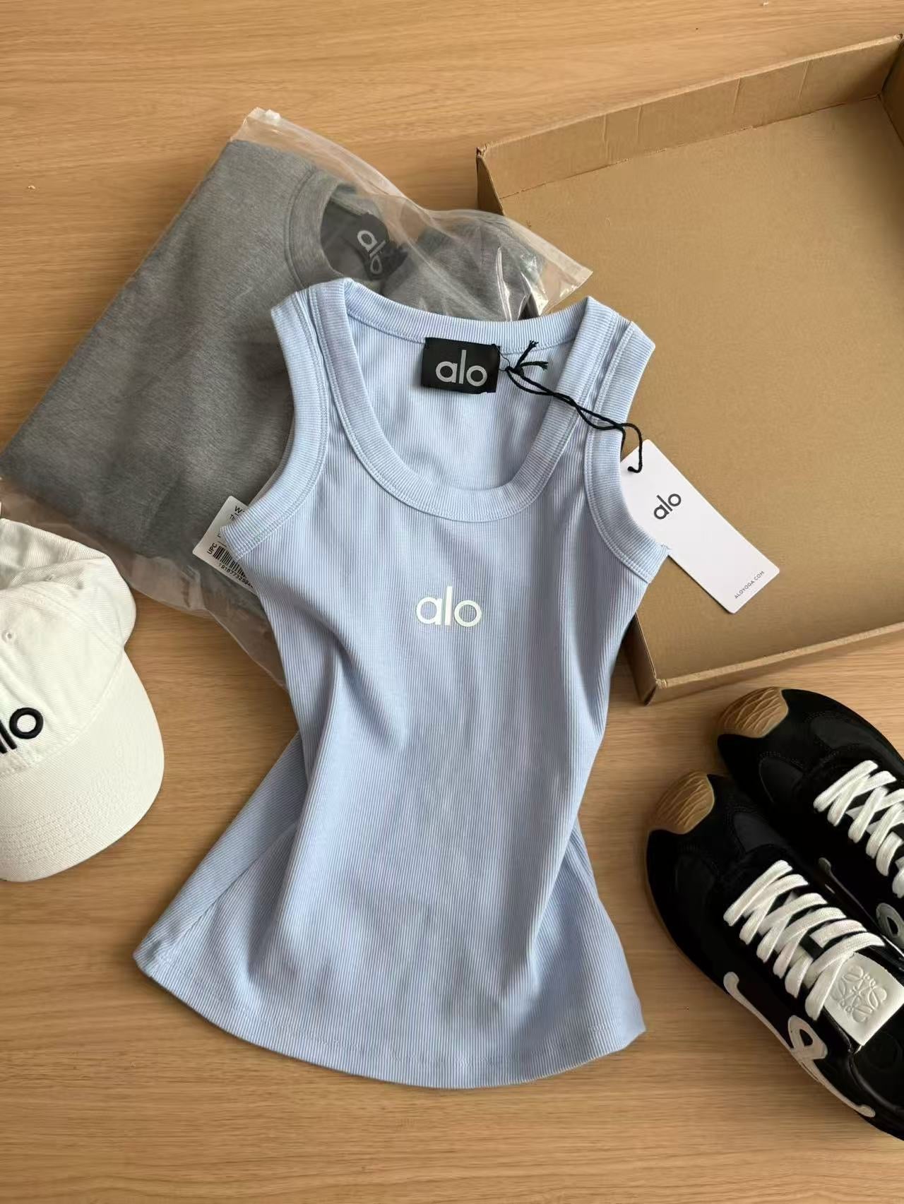 A L O famous brand tank tops ( 8 colors )