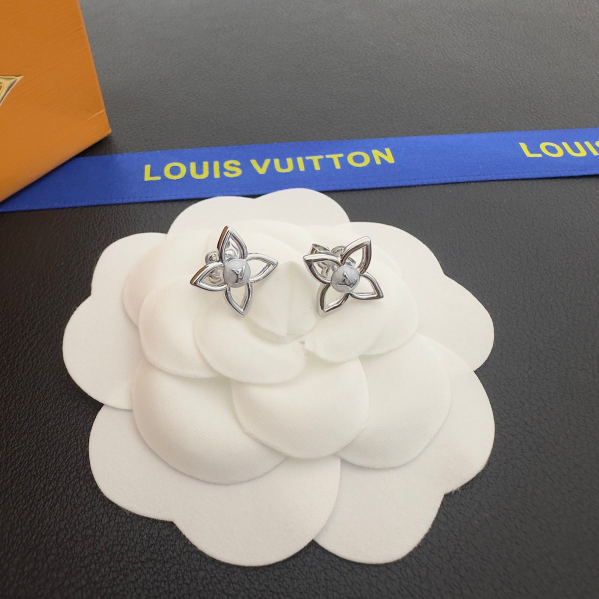 L V Earrings ( 3 colors )