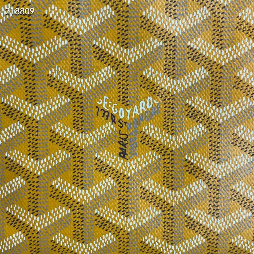 Vendome Pouch

Mini shell-shaped bag