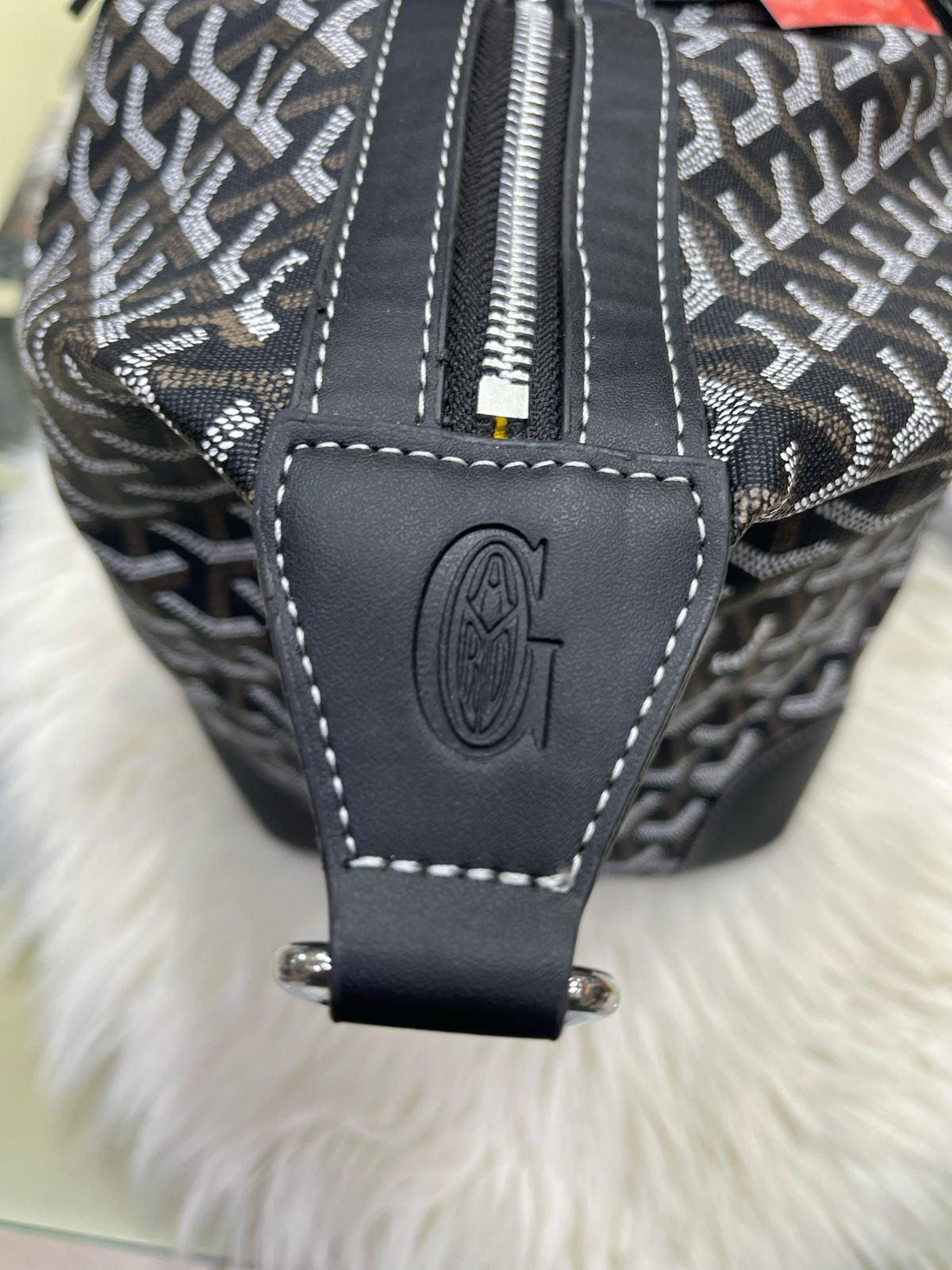 Famous brand travel bag ( 2 colors)