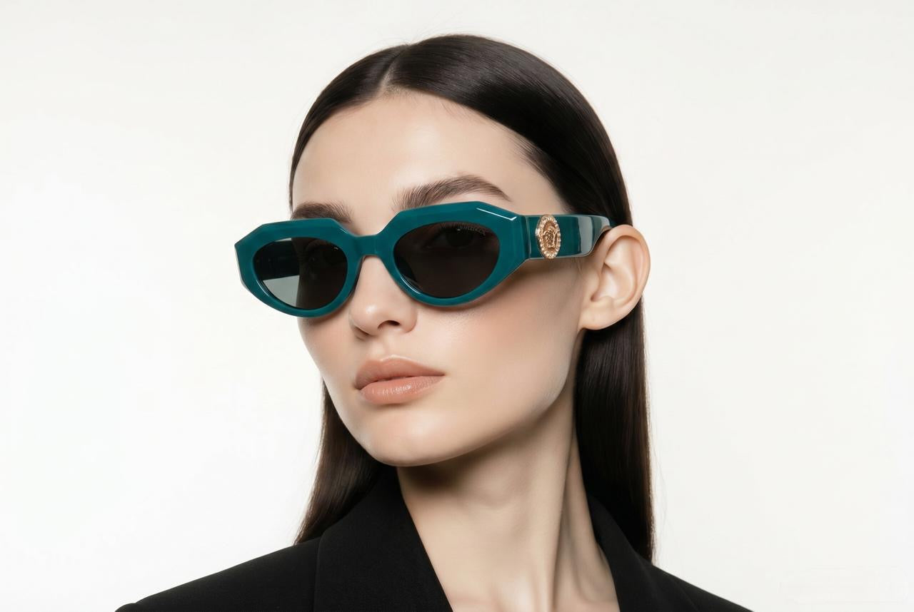 Famous brand sunglasses ( 4 shades )