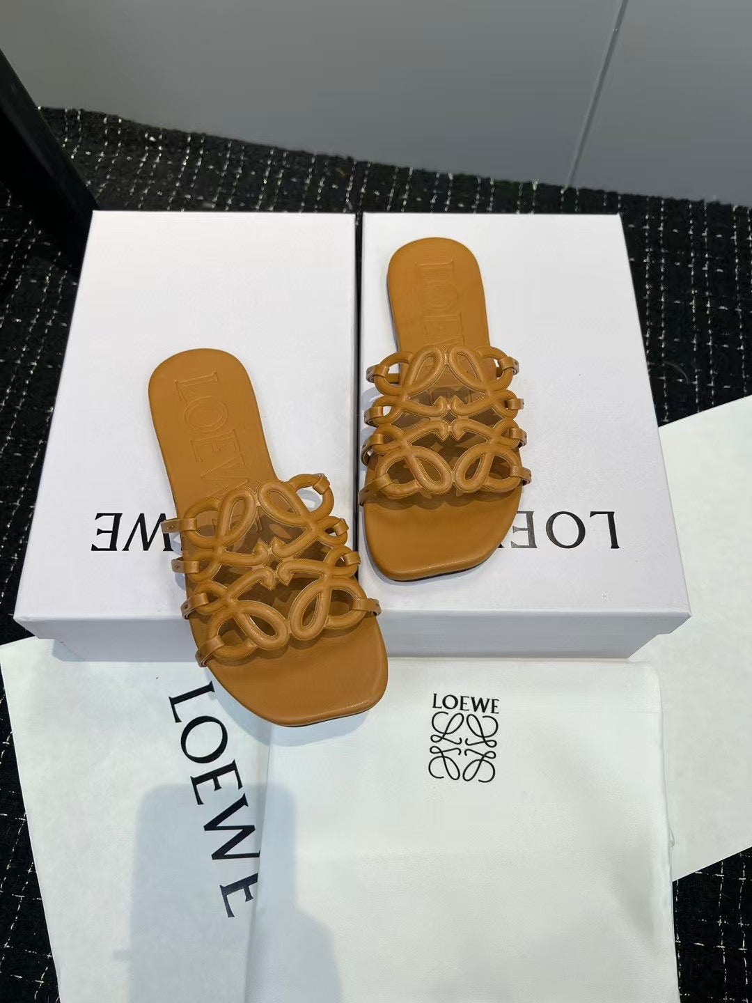 Loewe brown slides ( PRE ORDER)