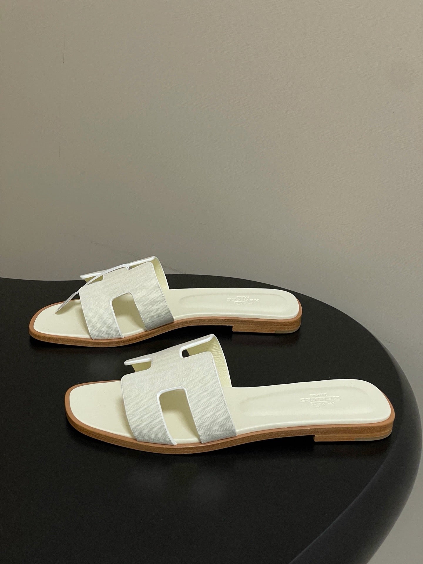 H oran famous brand sandal