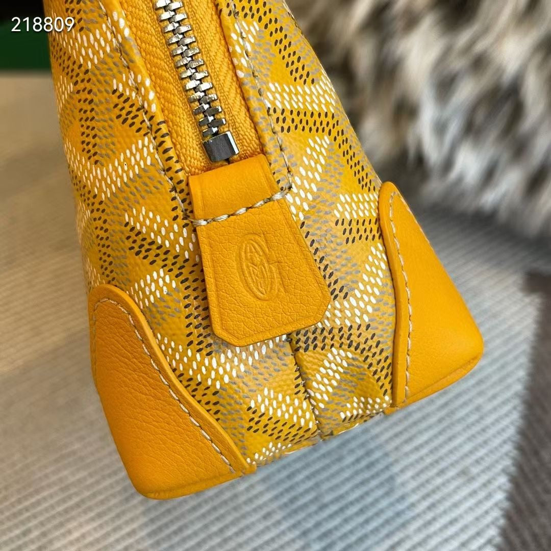 Vendome Pouch

Mini shell-shaped bag