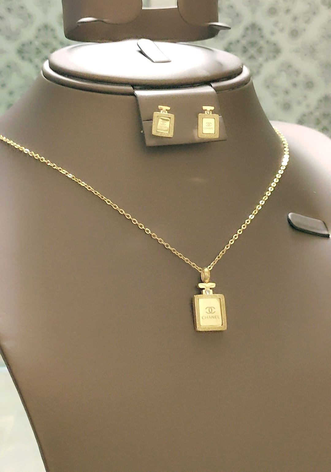 Famous brand necklace & earrings set ( total 17 sets )