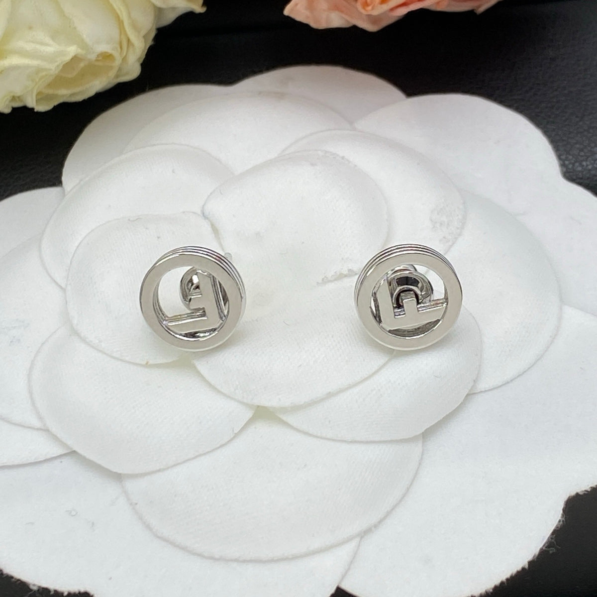 F e n d i earrings ( golden & silver )