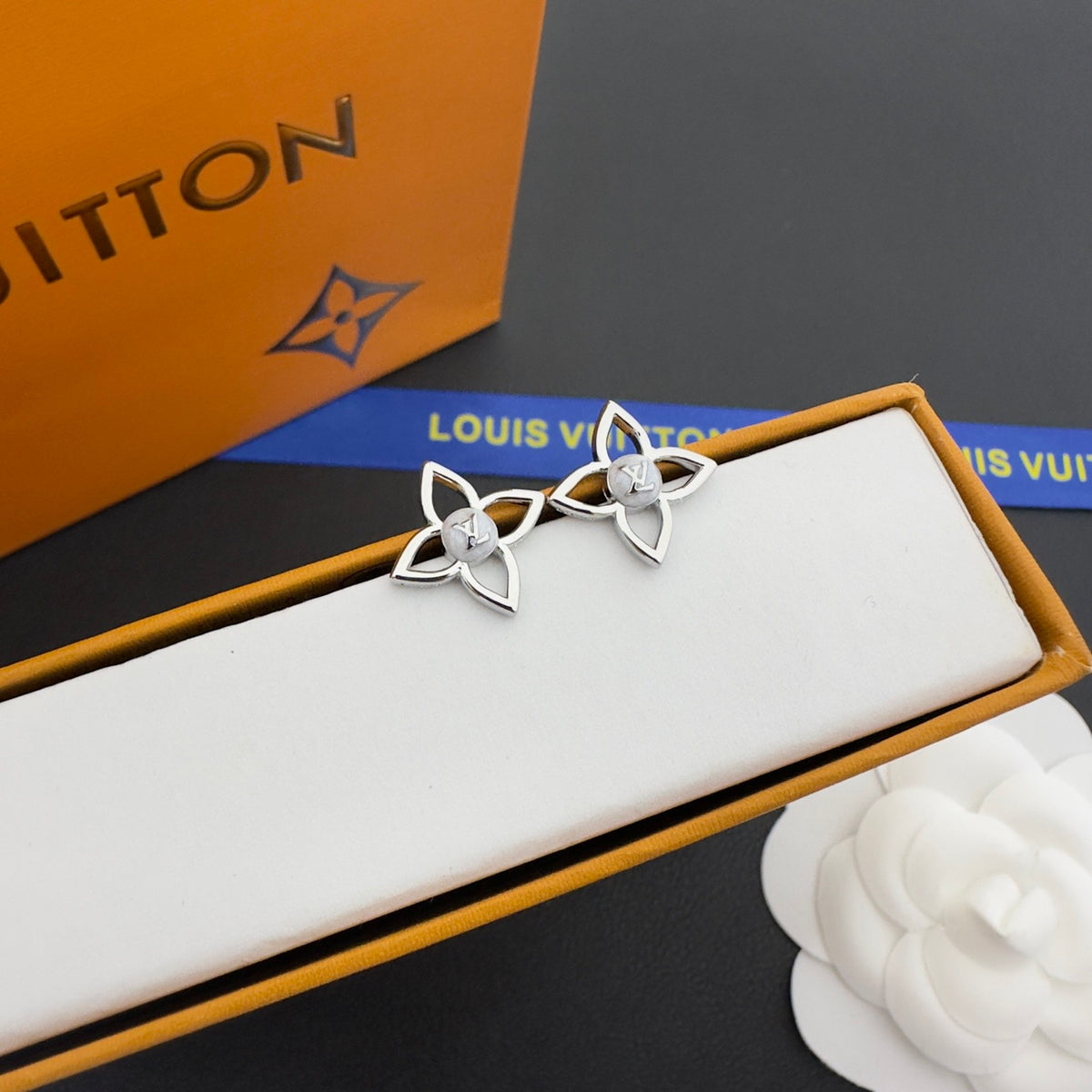 L V Earrings ( 3 colors )
