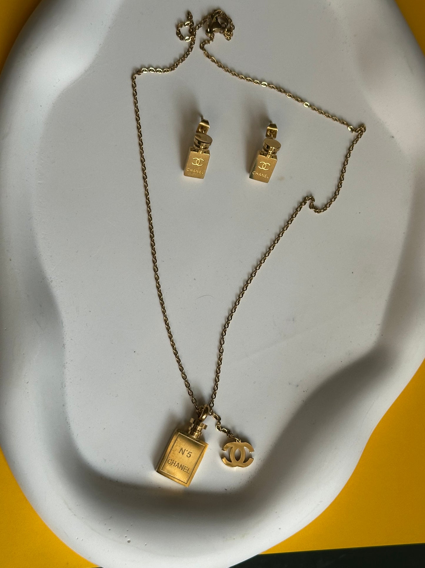 Necklace and earrings ( 5 sets )
