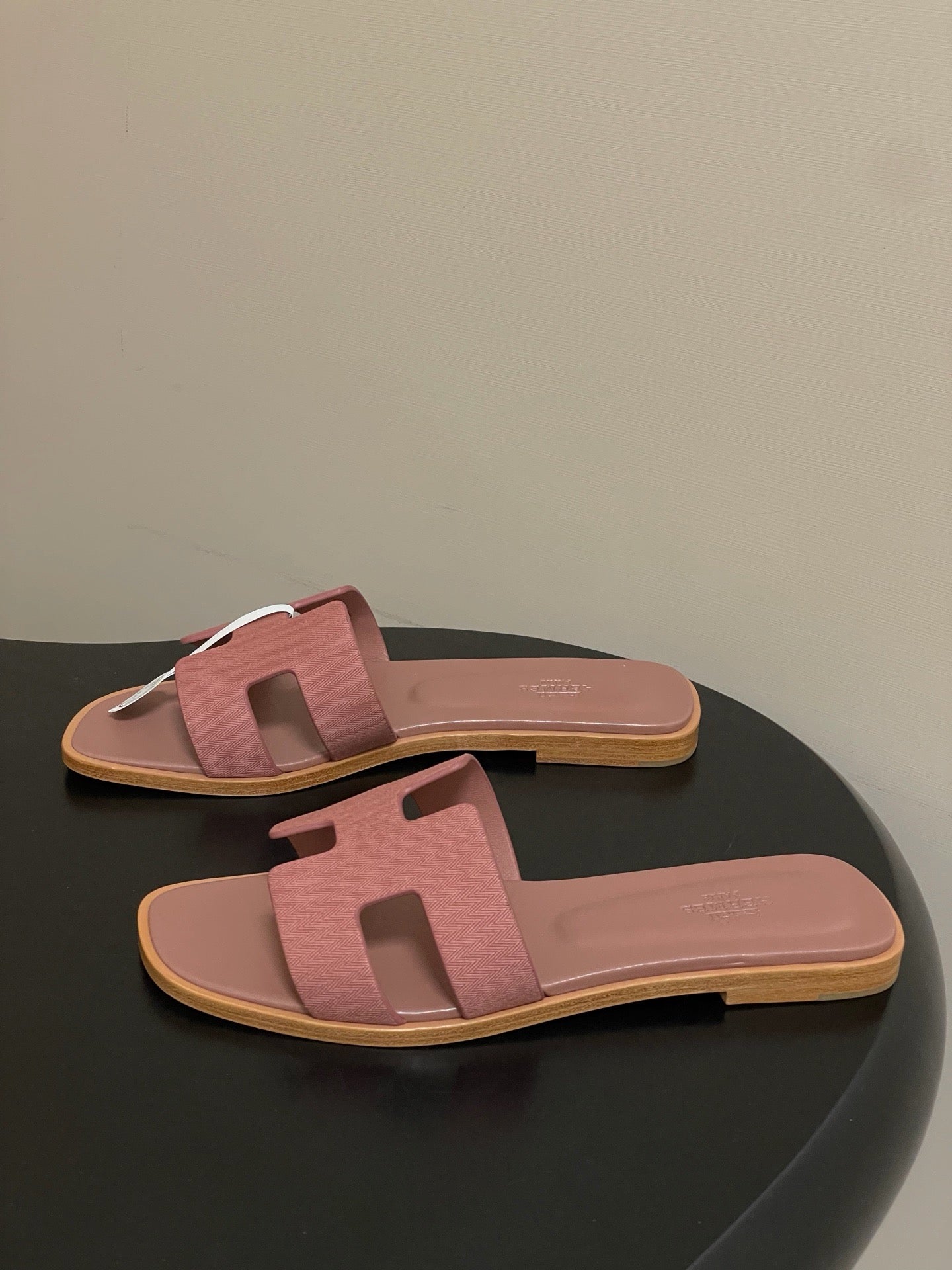 H oran famous brand sandal