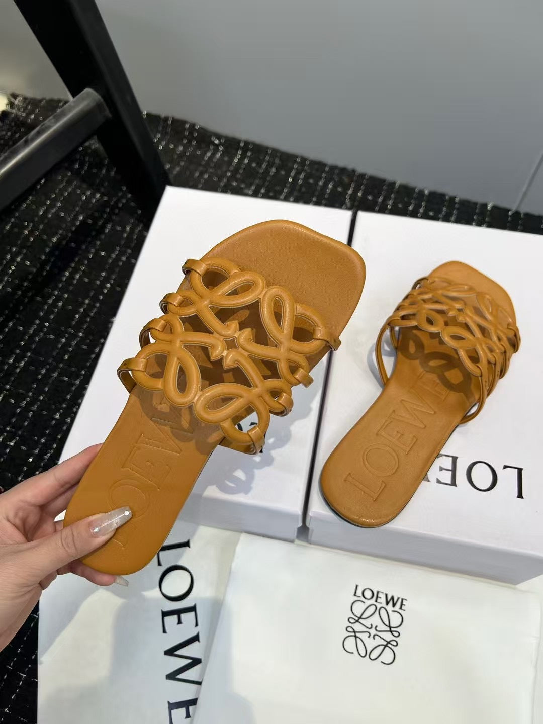 Loewe brown slides ( PRE ORDER)