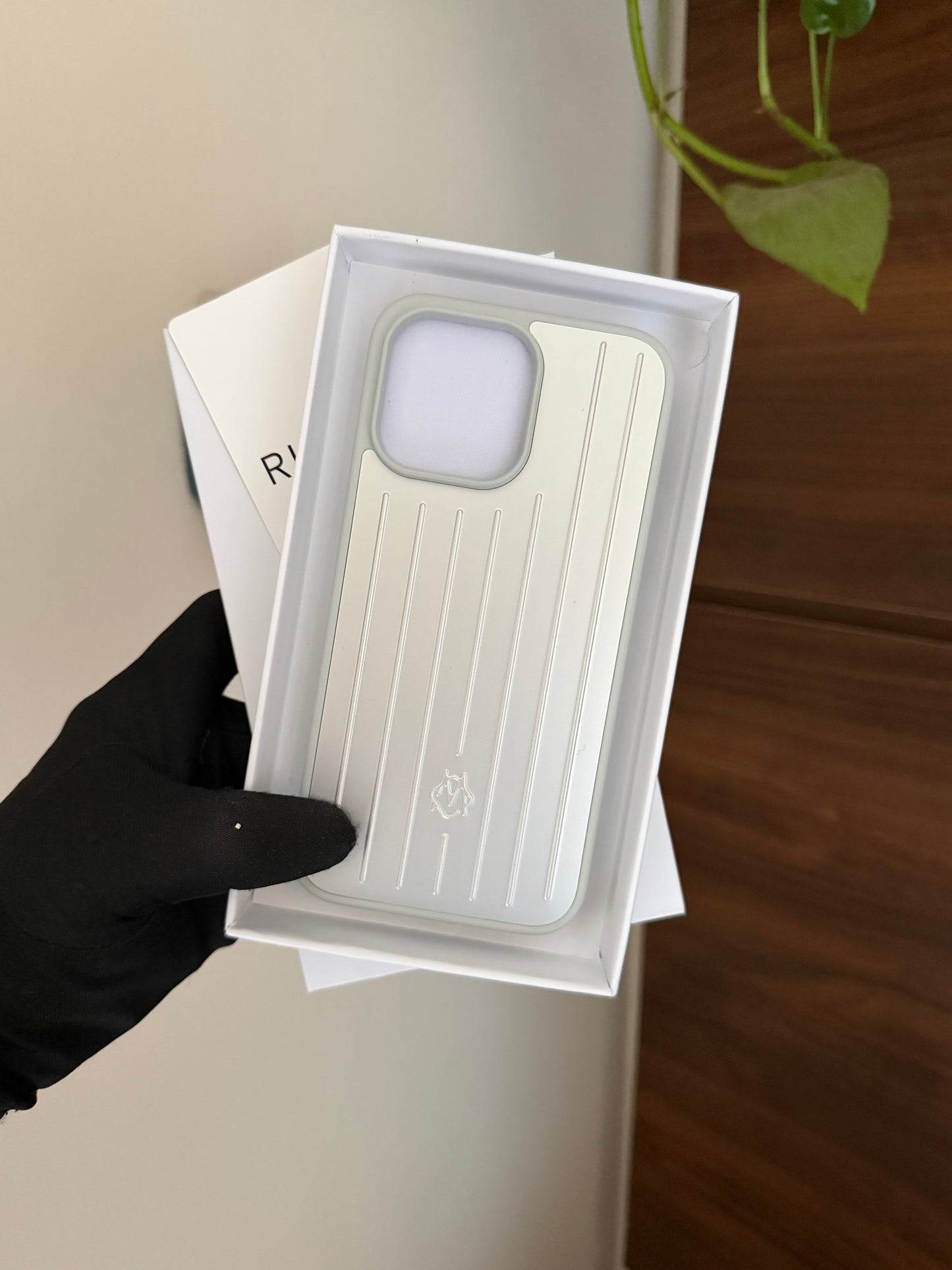 Rimowa iphone 17/16/15/14 back cover silver