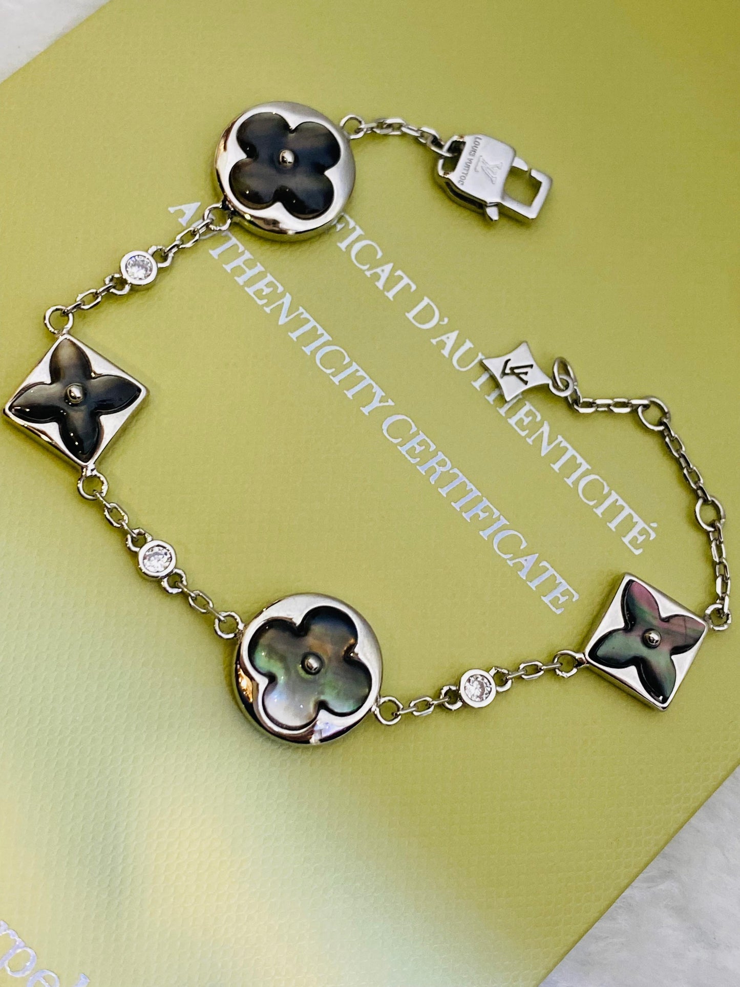 Bracelet famous brand ( 10 colors )