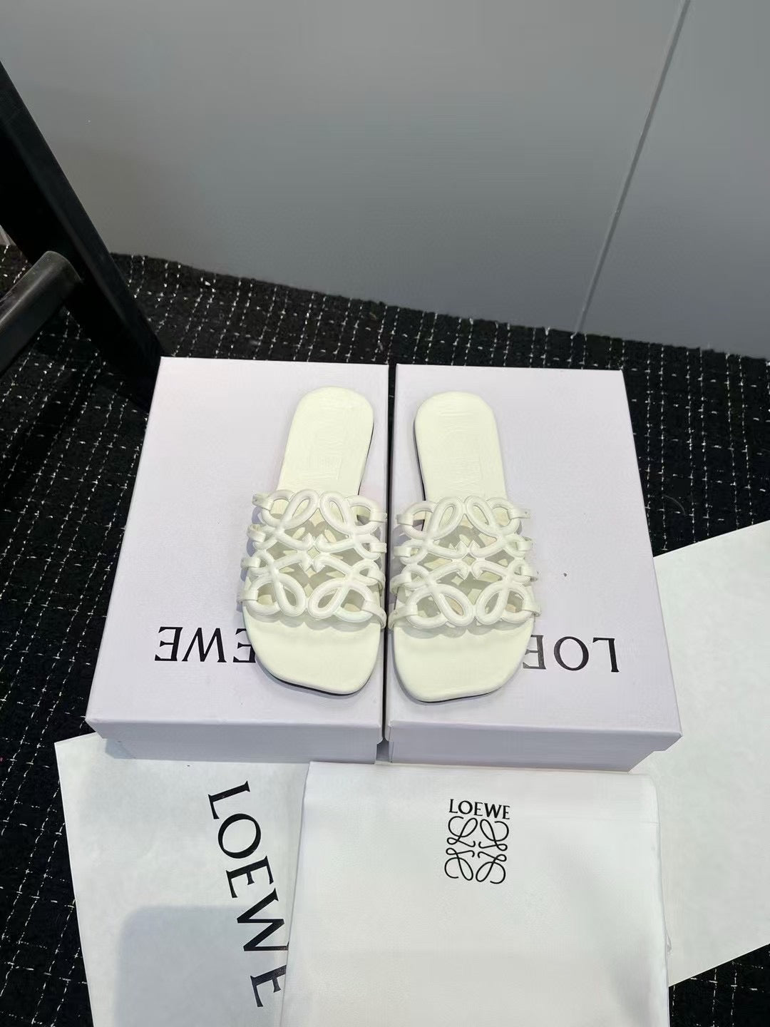 Loewe white slide ( PRE ORDER)