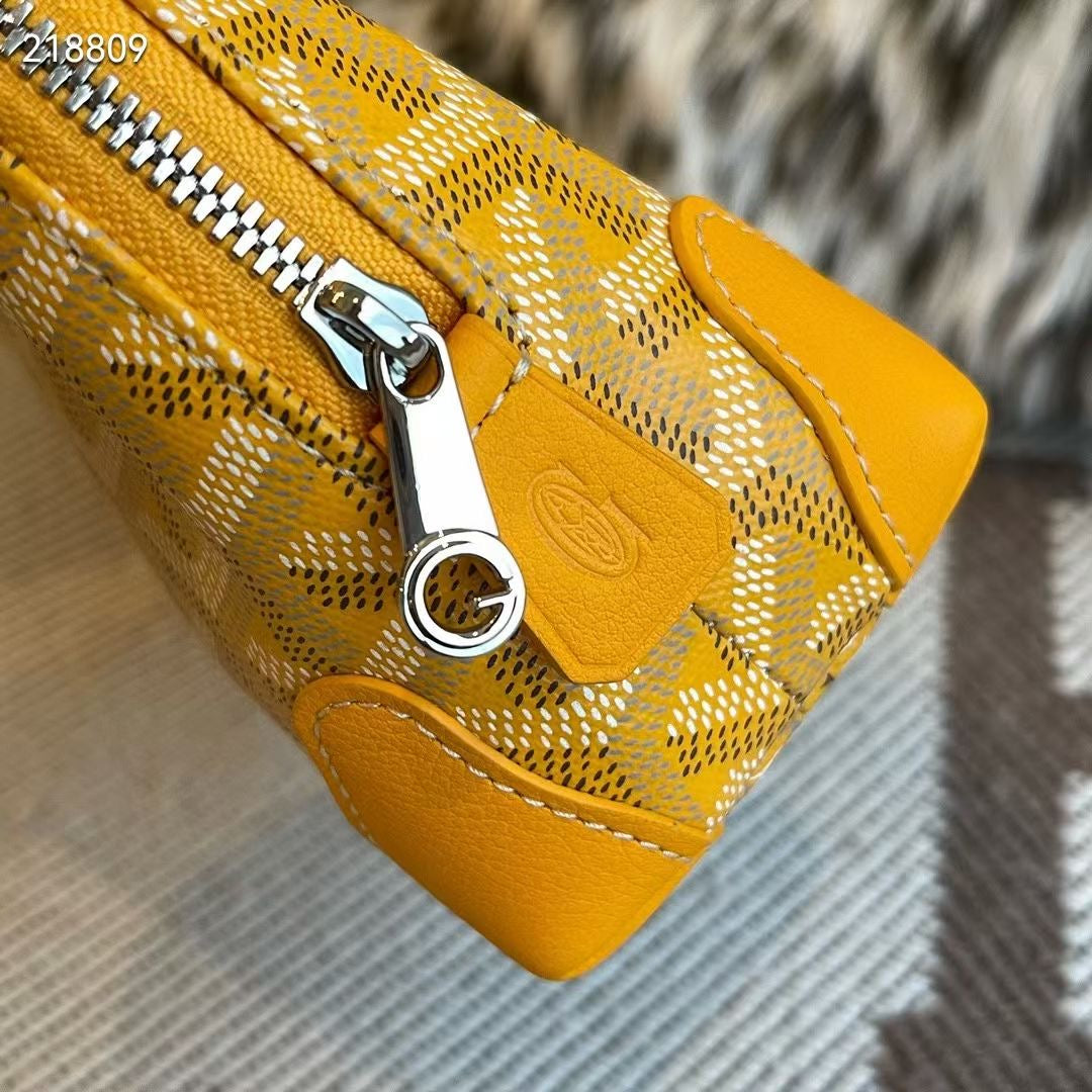 Vendome Pouch

Mini shell-shaped bag