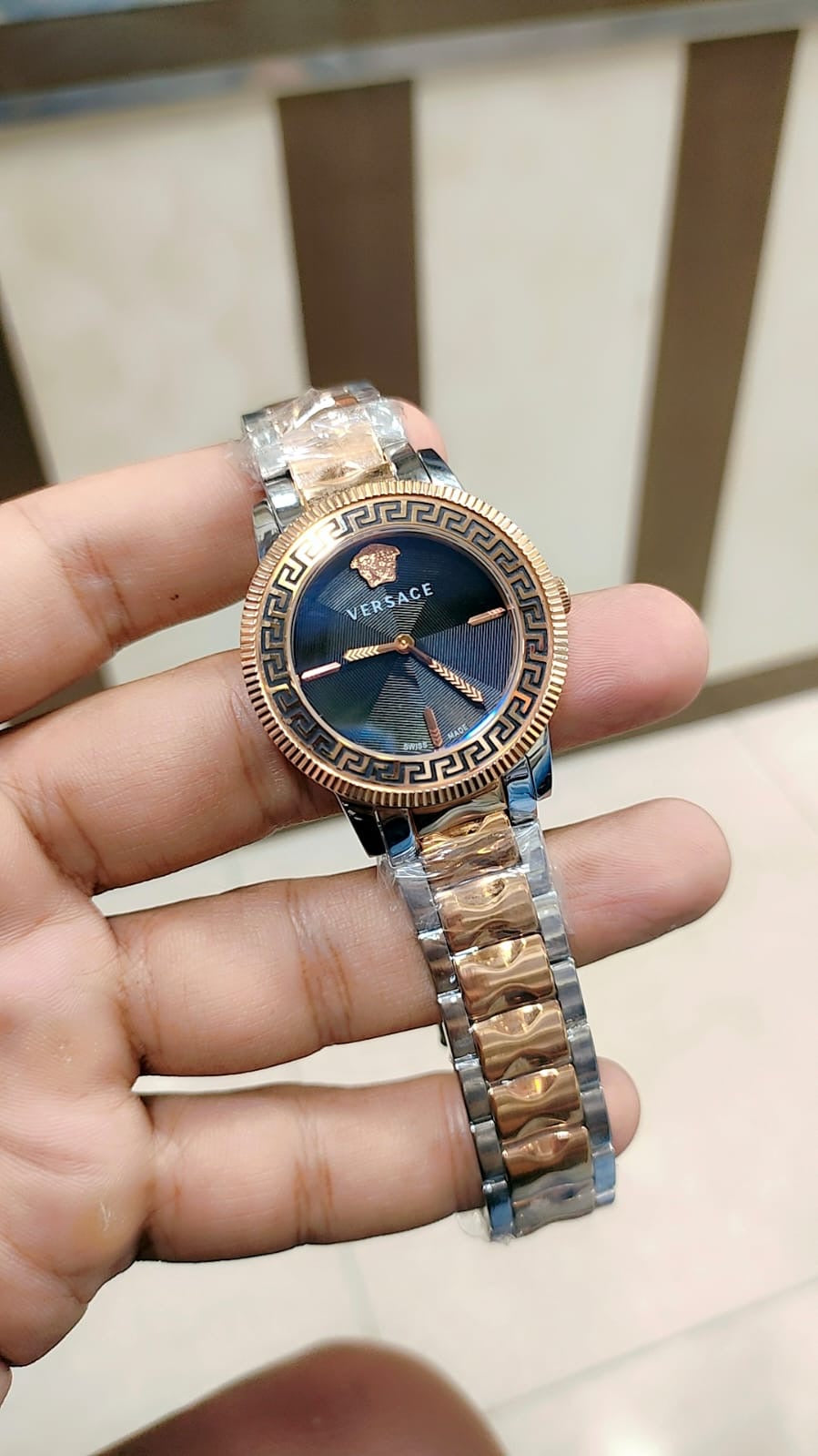 V famous brand watch