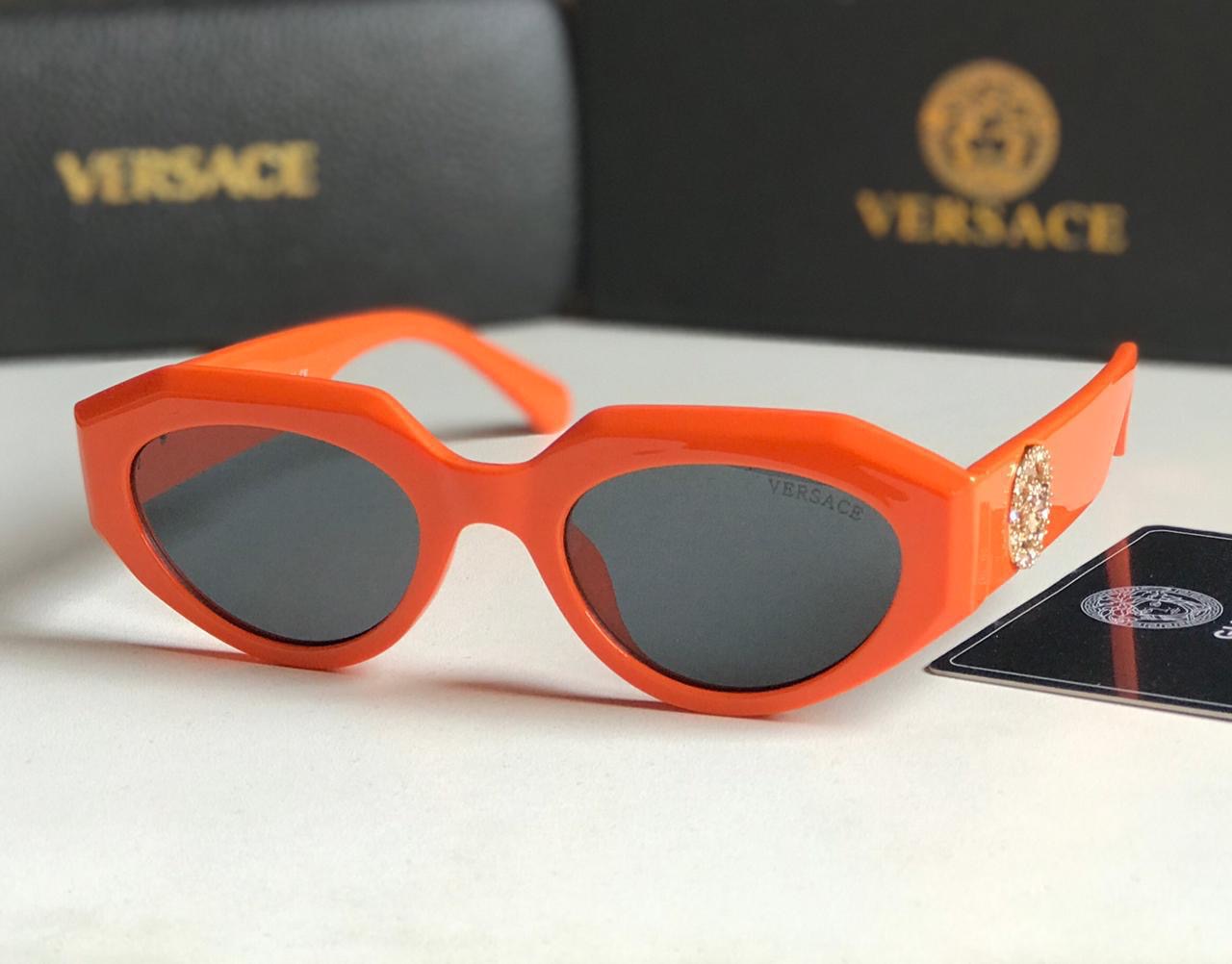 Famous brand sunglasses ( 4 shades )