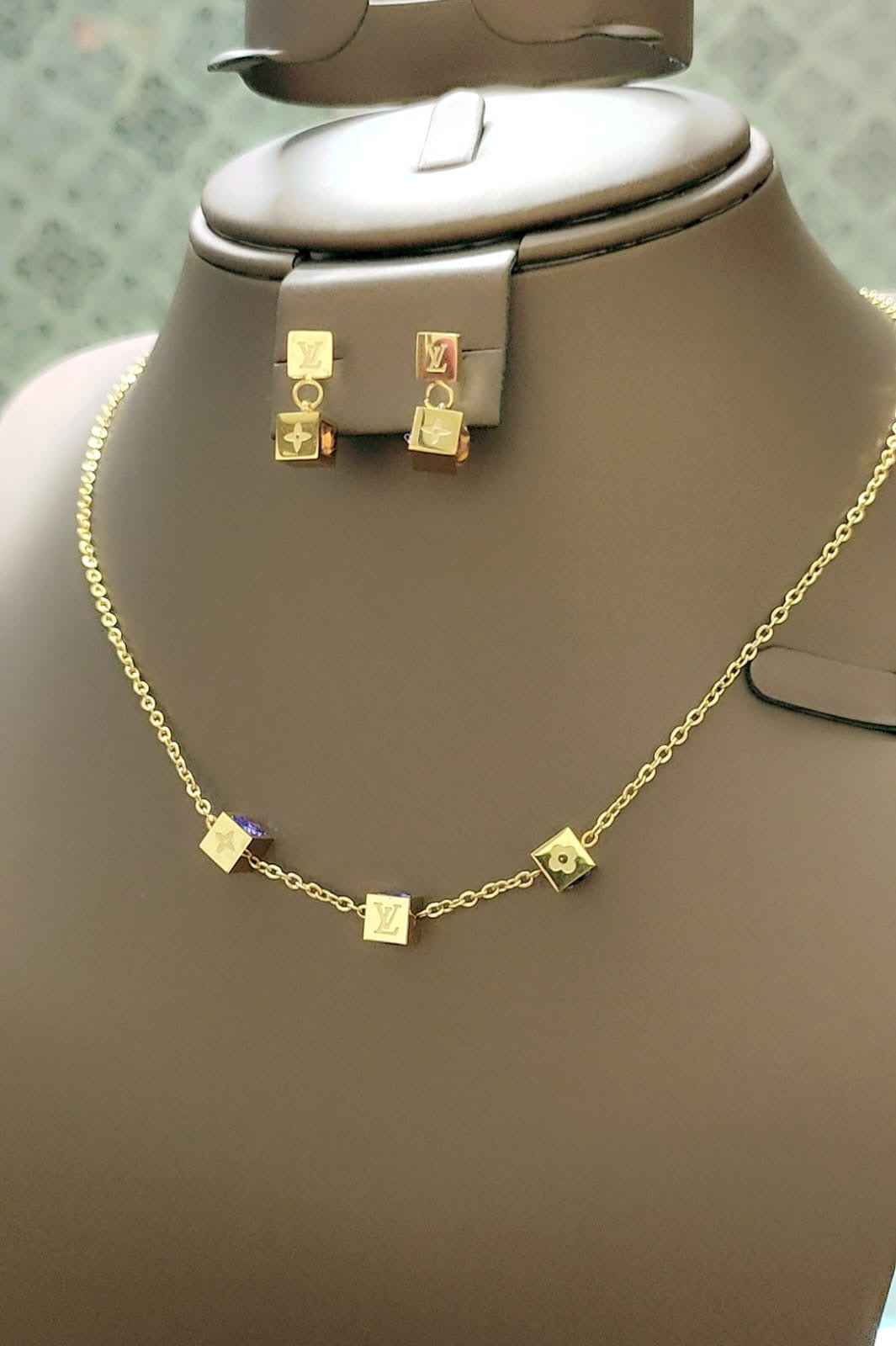 Famous brand necklace & earrings set ( total 17 sets )