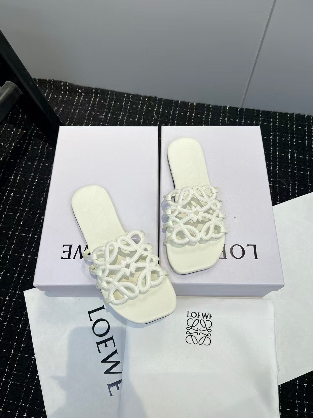 Loewe white slide ( PRE ORDER)