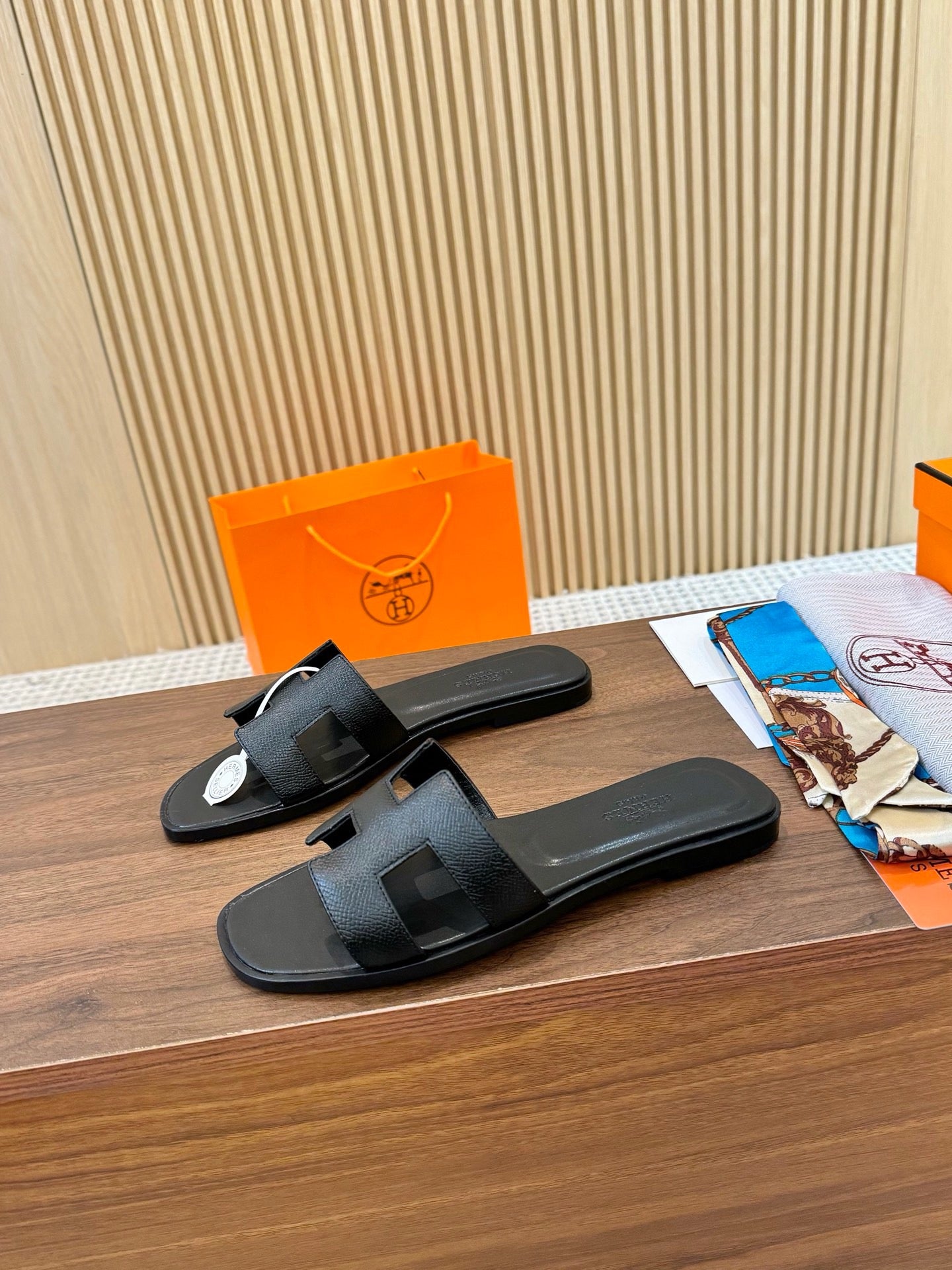 H oran famous brand sandal