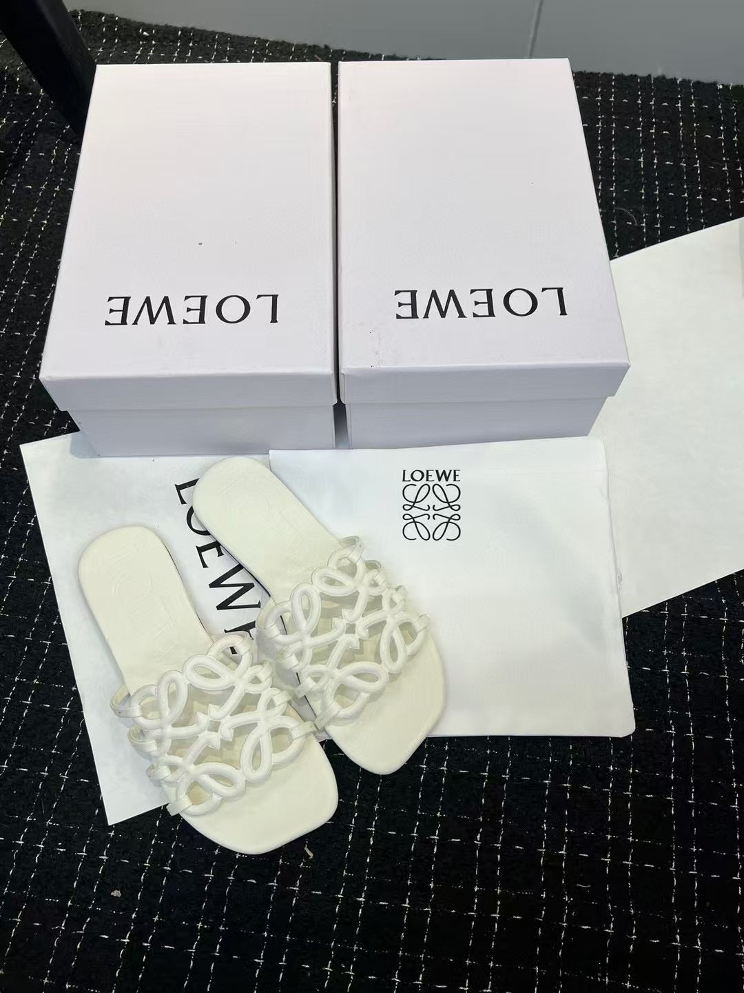 Loewe white slide ( PRE ORDER)