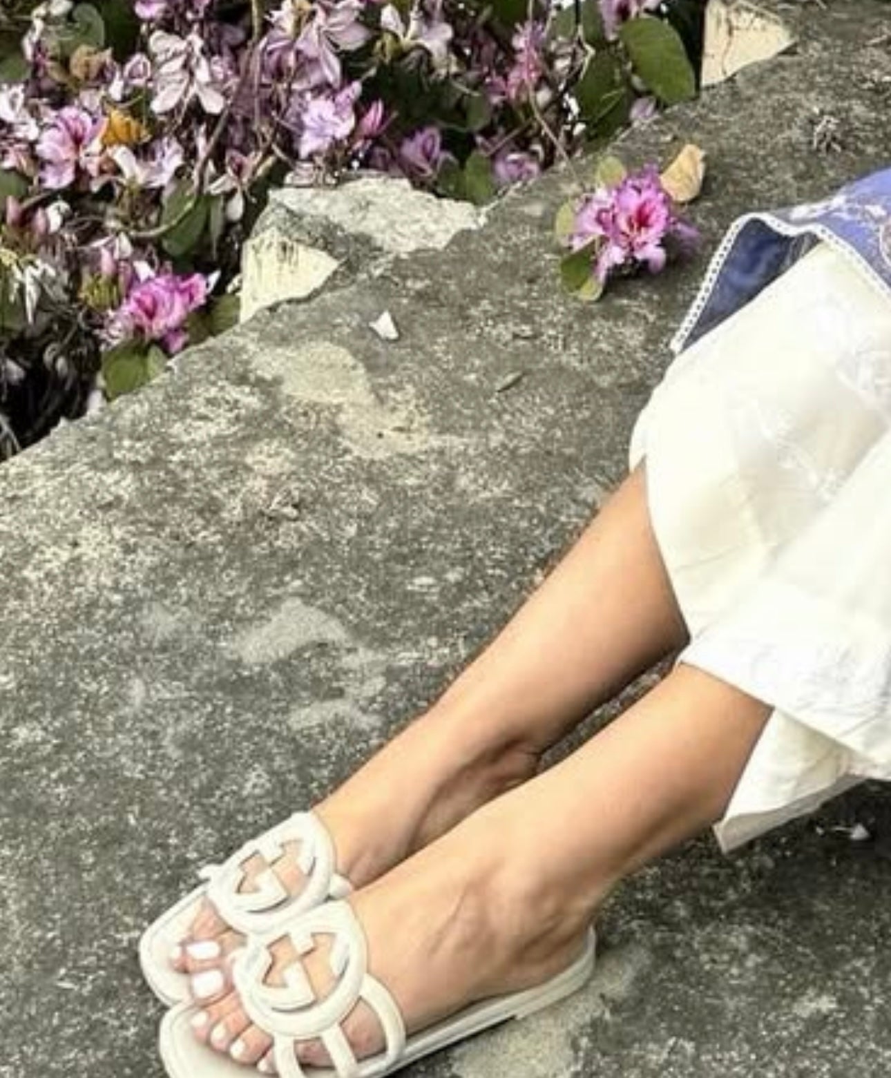 fmaous brand slide white/beige