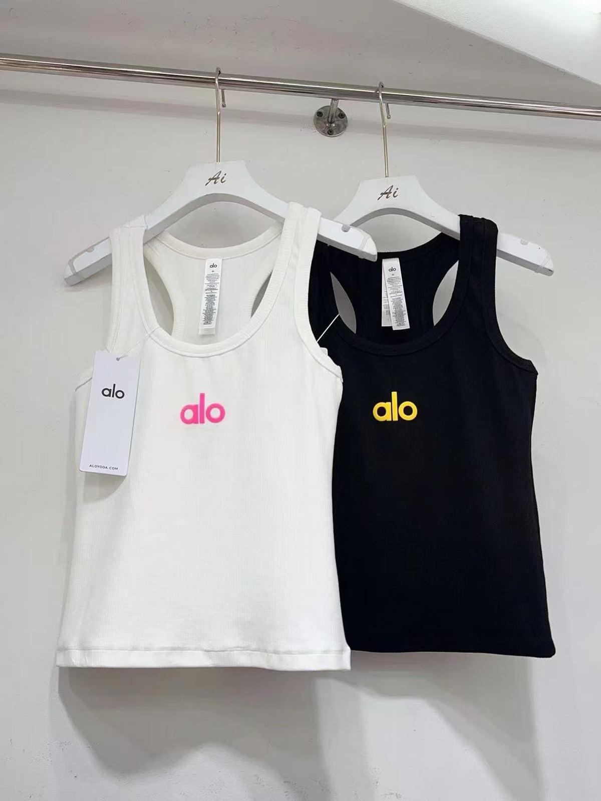 ALO Tank Top (black & white )